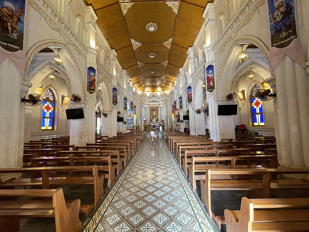 Nh&agrave; thờ Mằng Lăng - Th&aacute;nh đường Gothic lưu giữ hồn chữ Quốc ngữ- Ảnh 3.