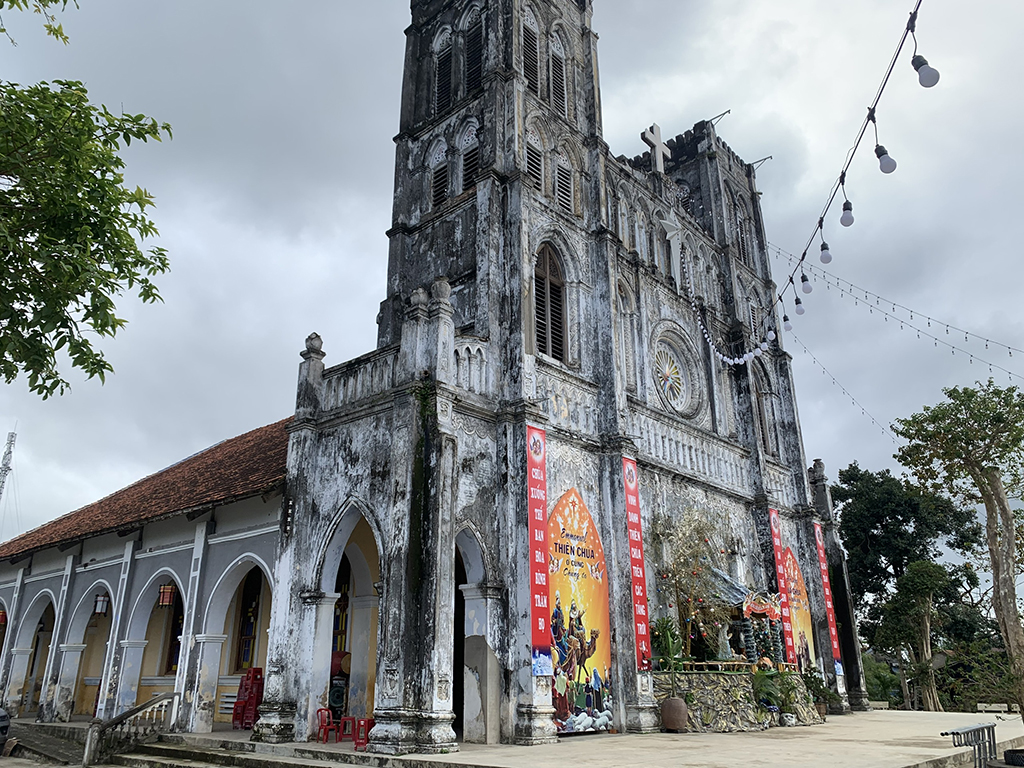 Nh&agrave; thờ Mằng Lăng - Th&aacute;nh đường Gothic lưu giữ hồn chữ Quốc ngữ- Ảnh 7.