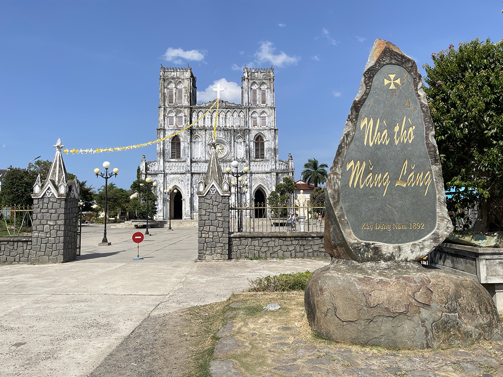 Nh&agrave; thờ Mằng Lăng - Th&aacute;nh đường Gothic lưu giữ hồn chữ Quốc ngữ- Ảnh 8.