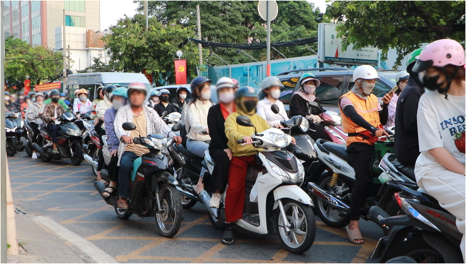 Nỗi khổ của người cần rẽ phải tại TP.HCM: &lsquo;s&aacute;t giờ m&agrave; vẫn bị chắn đường&rsquo; - Ảnh 1.