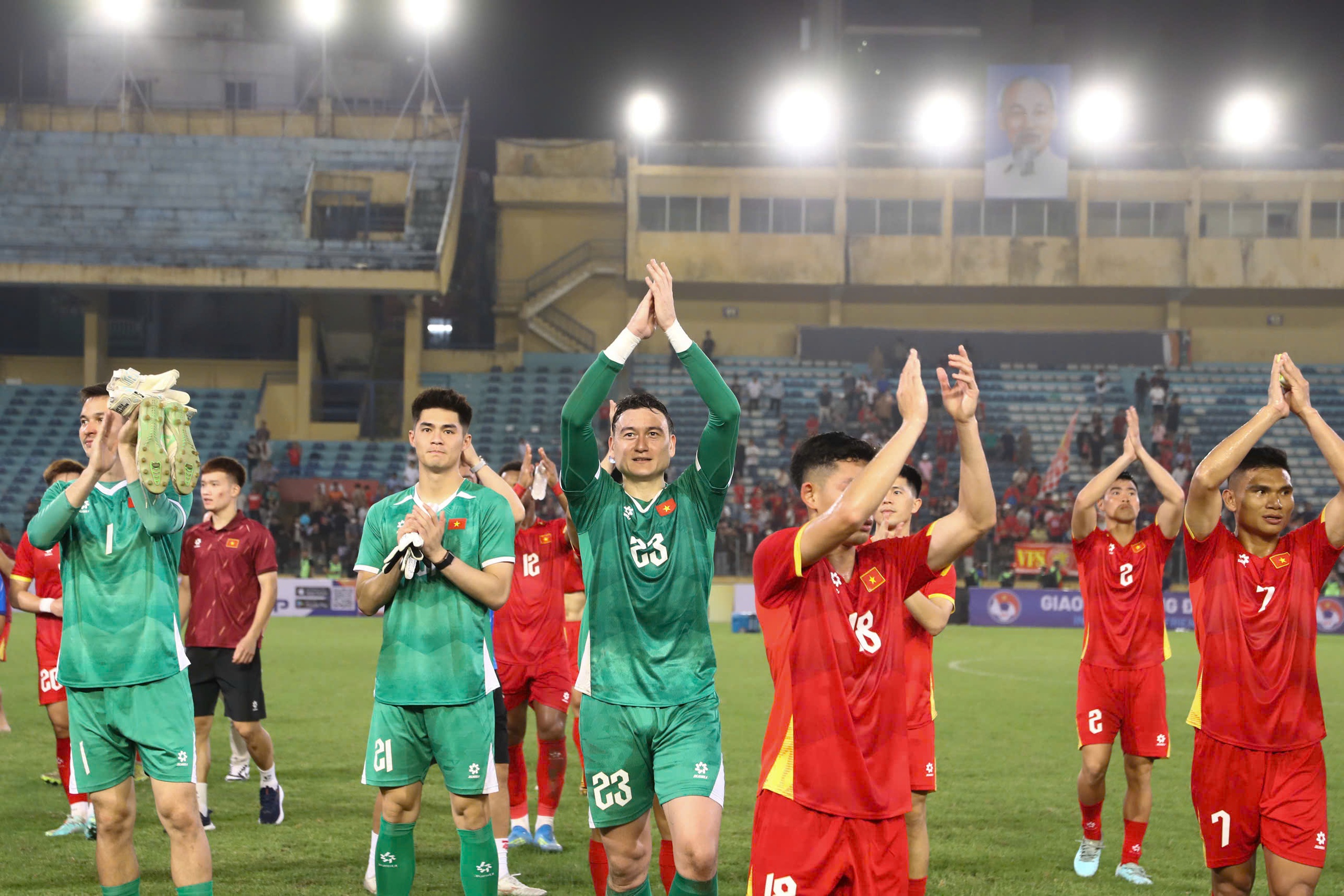 Đội tuyển Việt Nam rộng đường vào tốp 100 thế giới, đối thủ Trinidad & Tobago rớt đến 5 bậc- Ảnh 2.