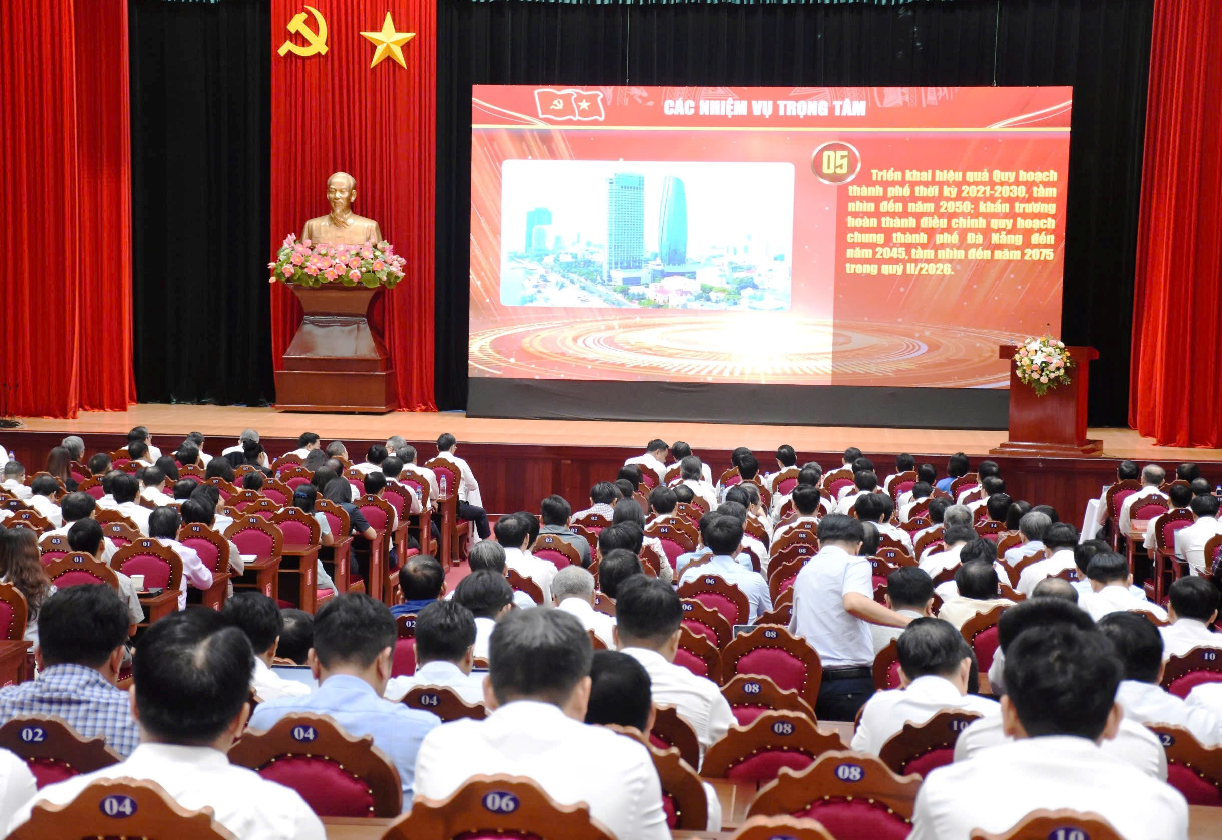 Đà Nẵng 'không né tránh điểm nghẽn, chấm dứt tình trạng cầm chừng, đùn đẩy trách nhiệm'- Ảnh 1. Đà Nẵng 'không né tránh điểm nghẽn, chấm dứt tình trạng cầm chừng, đùn đẩy trách nhiệm'- Ảnh 1.