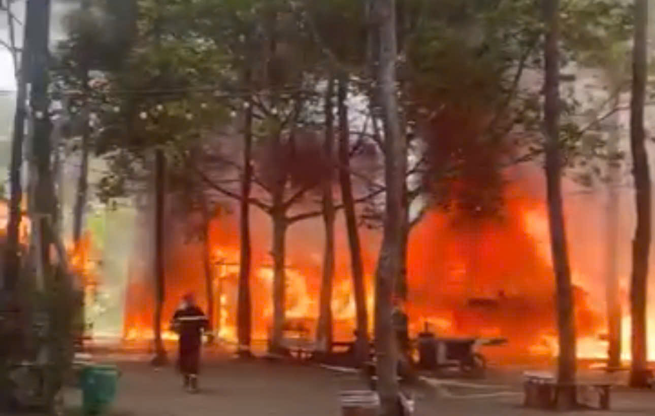 Cháy khu kinh tế đêm Măng Đen giữa rừng thông, thiêu rụi 4 ki ốt- Ảnh 1.