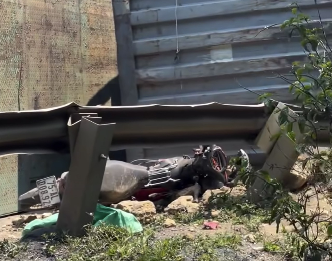 Va chạm với xe máy, xe đầu kéo lật nghiêng trên đường Hồ Chí Minh - Ảnh 2.