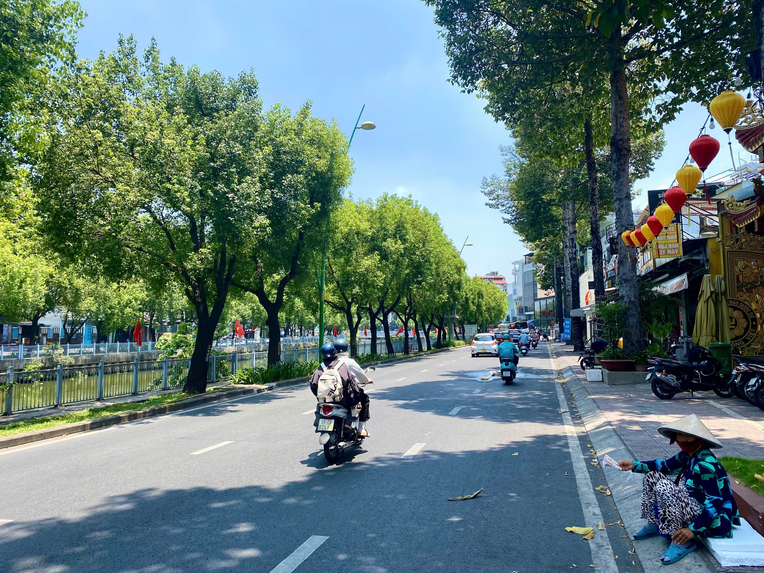Những tuyến đường m&aacute;t rượi giữa nắng n&oacute;ng ở TP . HCM gi&uacute;p giới trẻ thư gi&atilde;n - Ảnh 4.