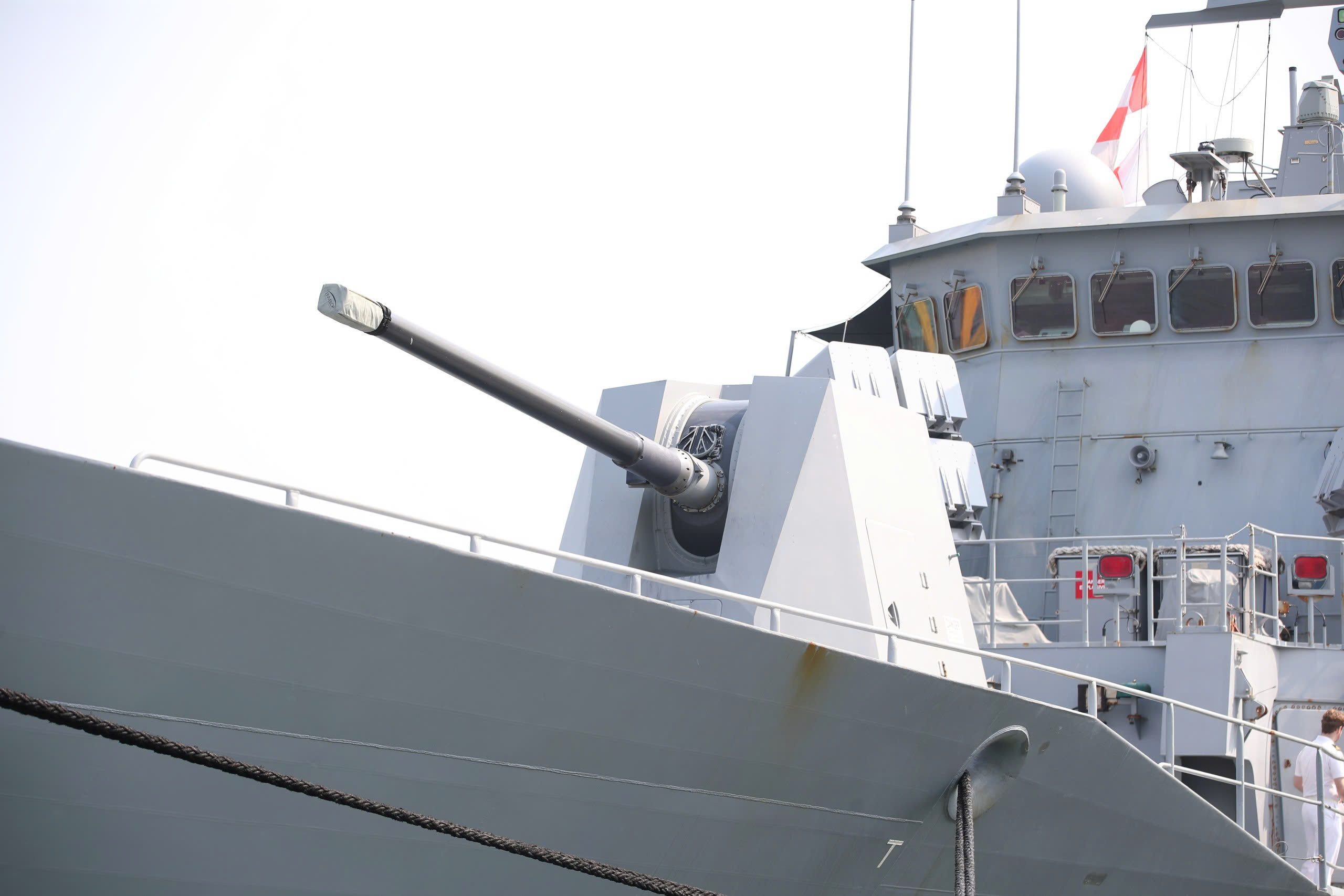 Tàu HMAS Toowoomba của Hải quân Úc thăm Đà Nẵng và phát triển quan hệ quốc phòng - Ảnh 2. Tàu HMAS Toowoomba của Hải quân Úc thăm Đà Nẵng và phát triển quan hệ quốc phòng - Ảnh 2.