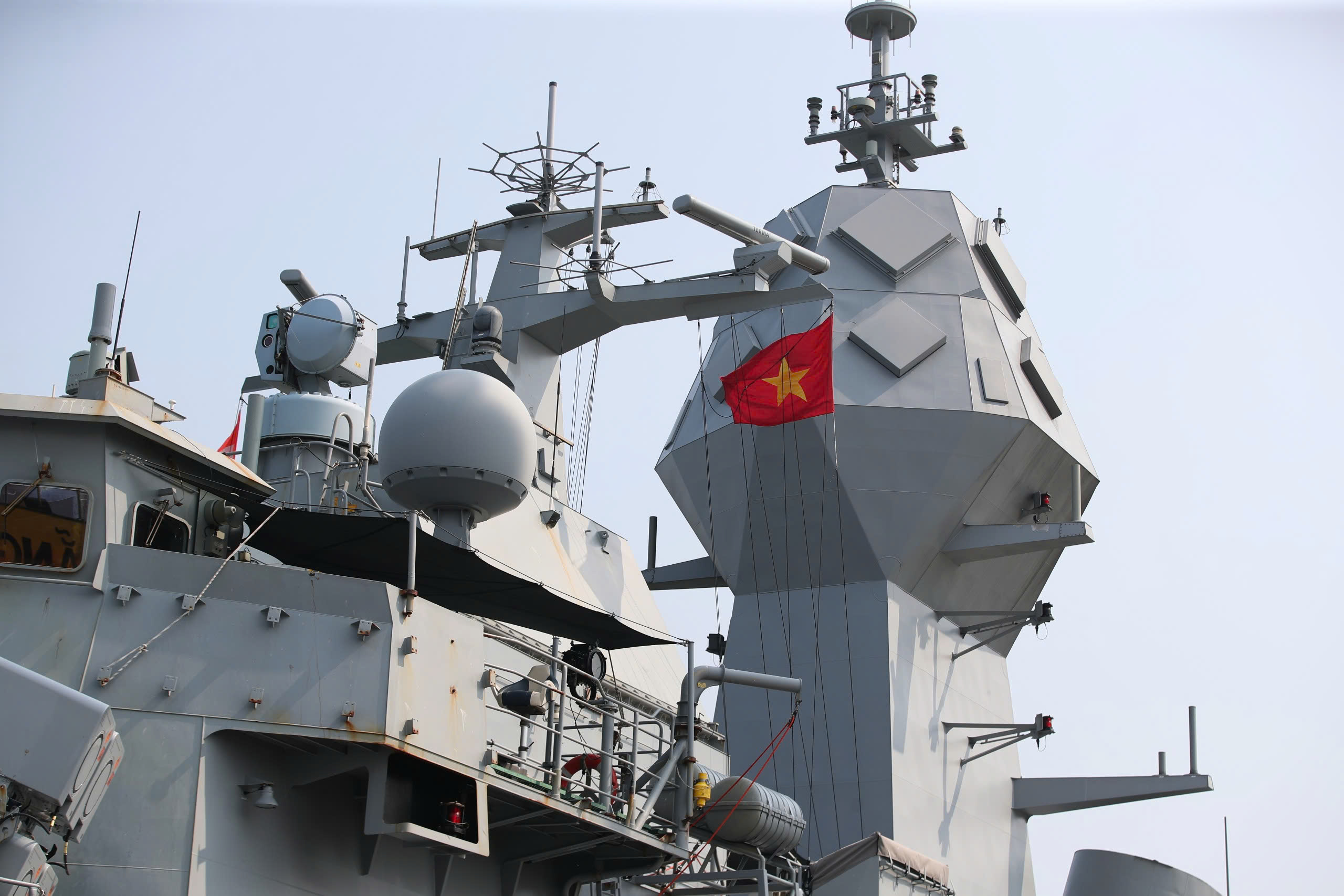 Tàu HMAS Toowoomba của Hải quân Úc thăm Đà Nẵng và phát triển quan hệ quốc phòng - Ảnh 3. Tàu HMAS Toowoomba của Hải quân Úc thăm Đà Nẵng và phát triển quan hệ quốc phòng - Ảnh 3.