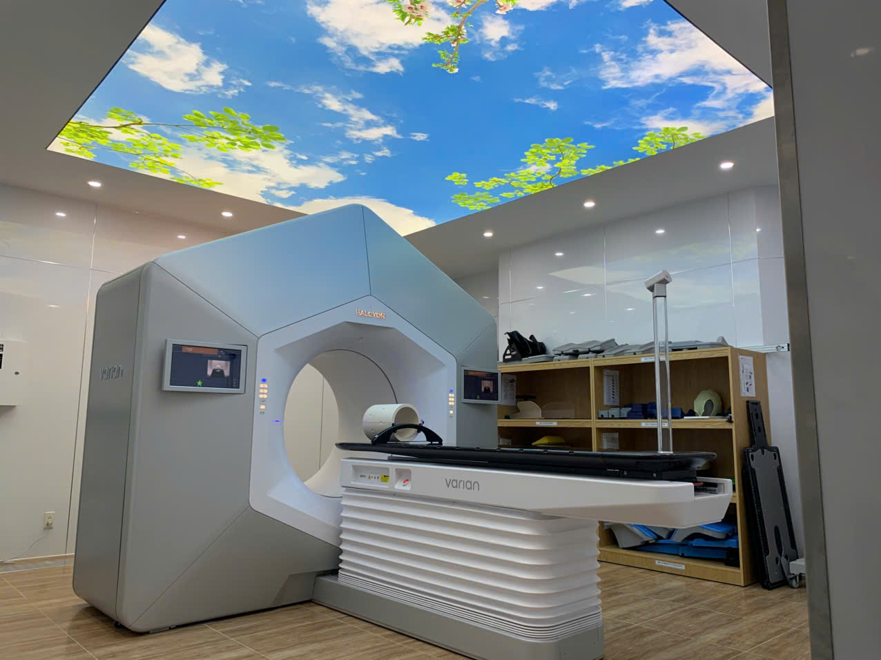 Bệnh viện Ung bướu Cần Thơ đưa vào vận hành hệ thống xạ trị gia tốc  - Ảnh 3.