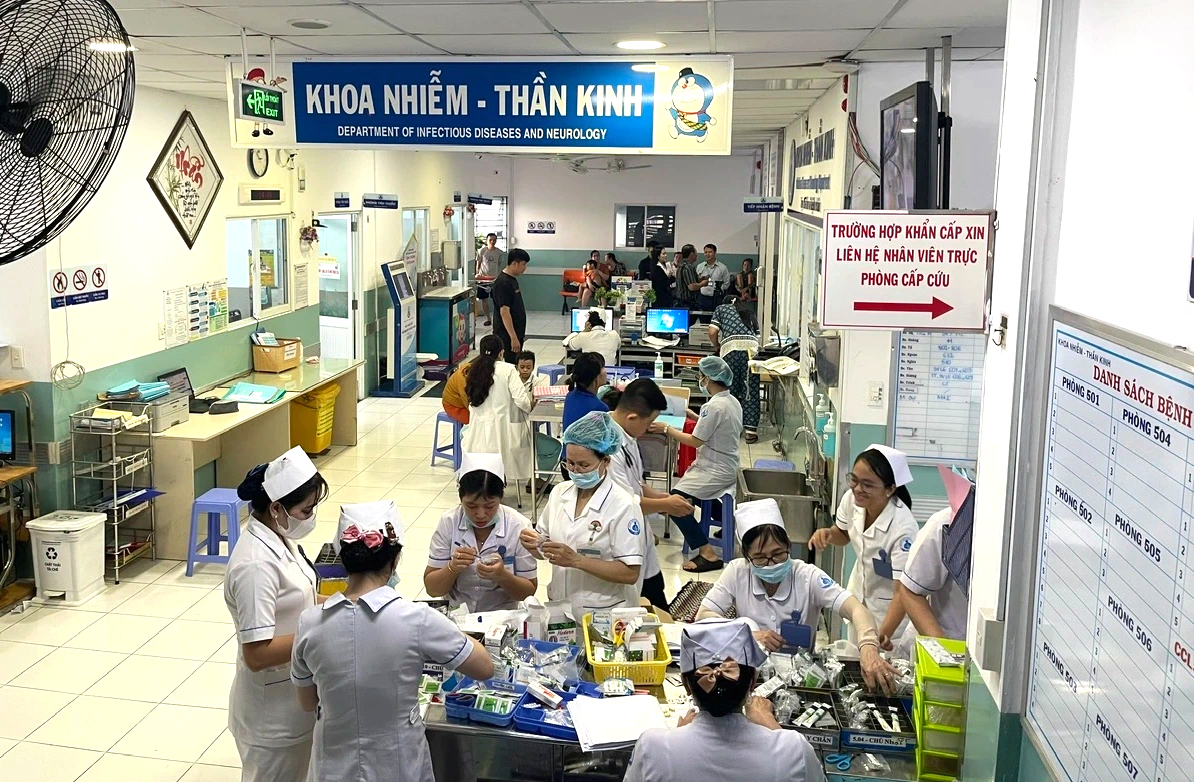 Bác sĩcảnh báo dấu hiệu dễ bị bỏ sót bệnh tay chân miệng ở trẻ - Ảnh 3.