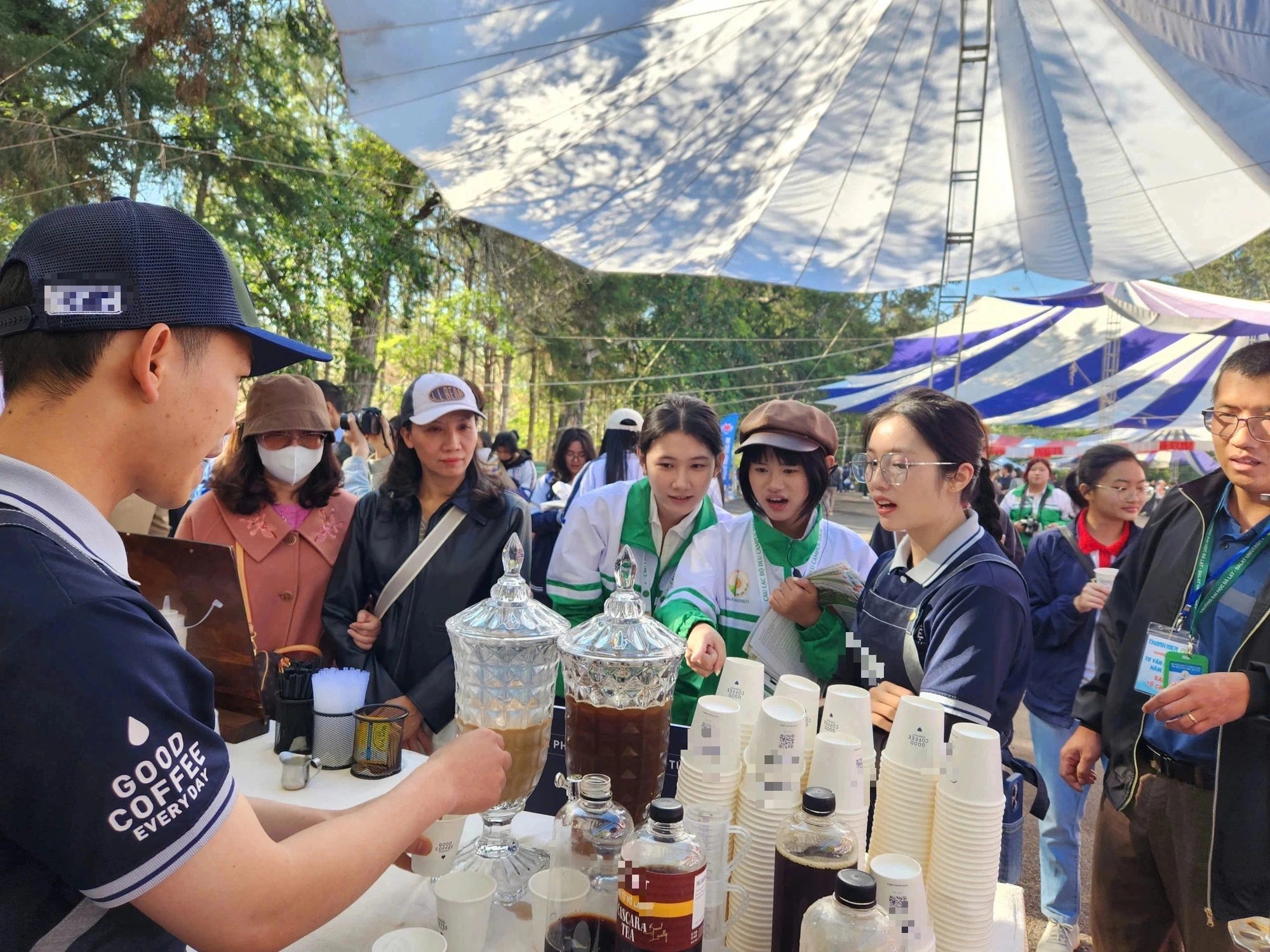 Vừa uống c&agrave; ph&ecirc; Đ&agrave; Lạt vừa... biết th&ocirc;ng tin thi tốt nghiệp THPT 2026- Ảnh 1.