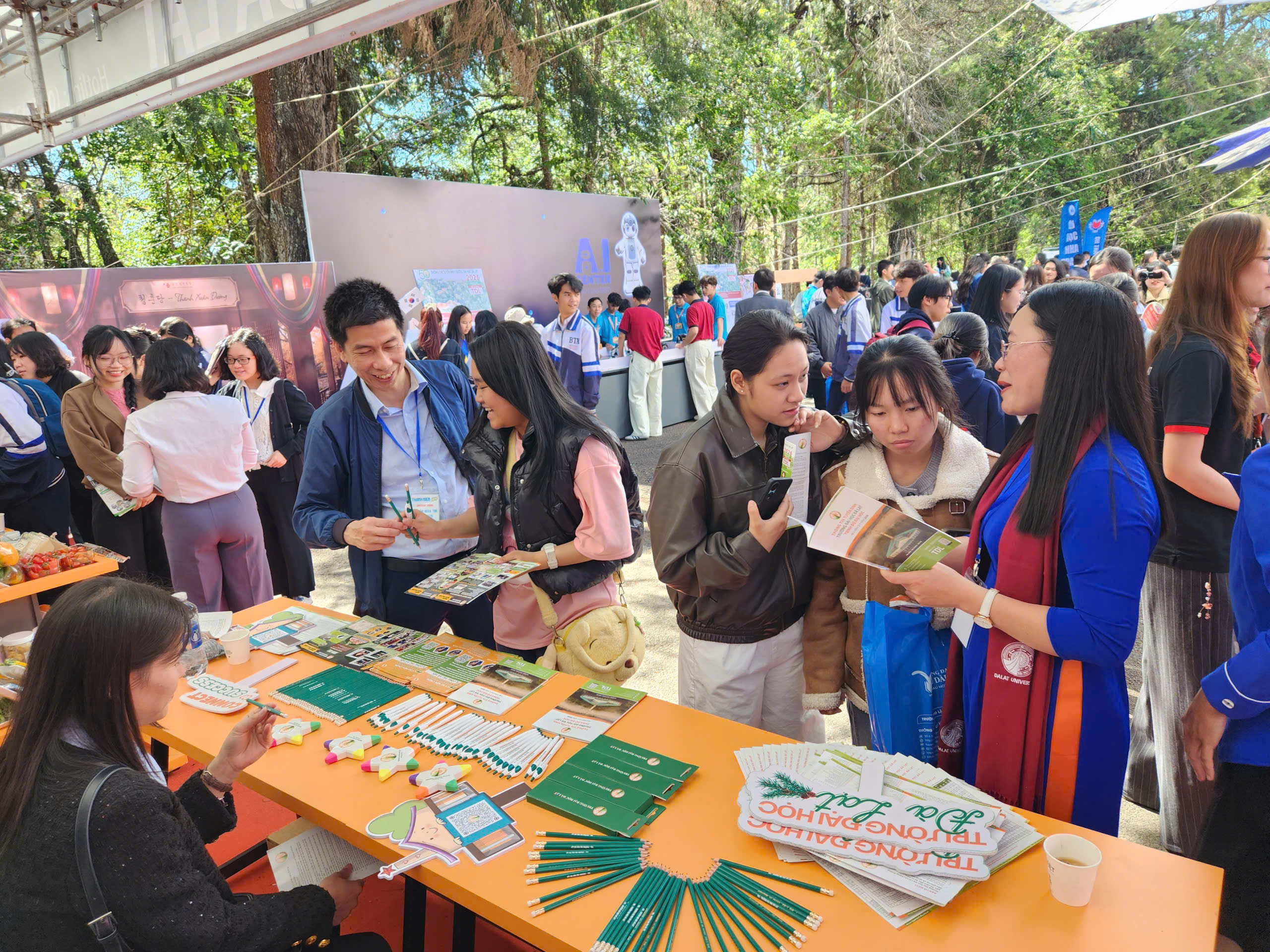 Vừa uống c&agrave; ph&ecirc; Đ&agrave; Lạt vừa... biết th&ocirc;ng tin thi tốt nghiệp THPT 2026- Ảnh 11.