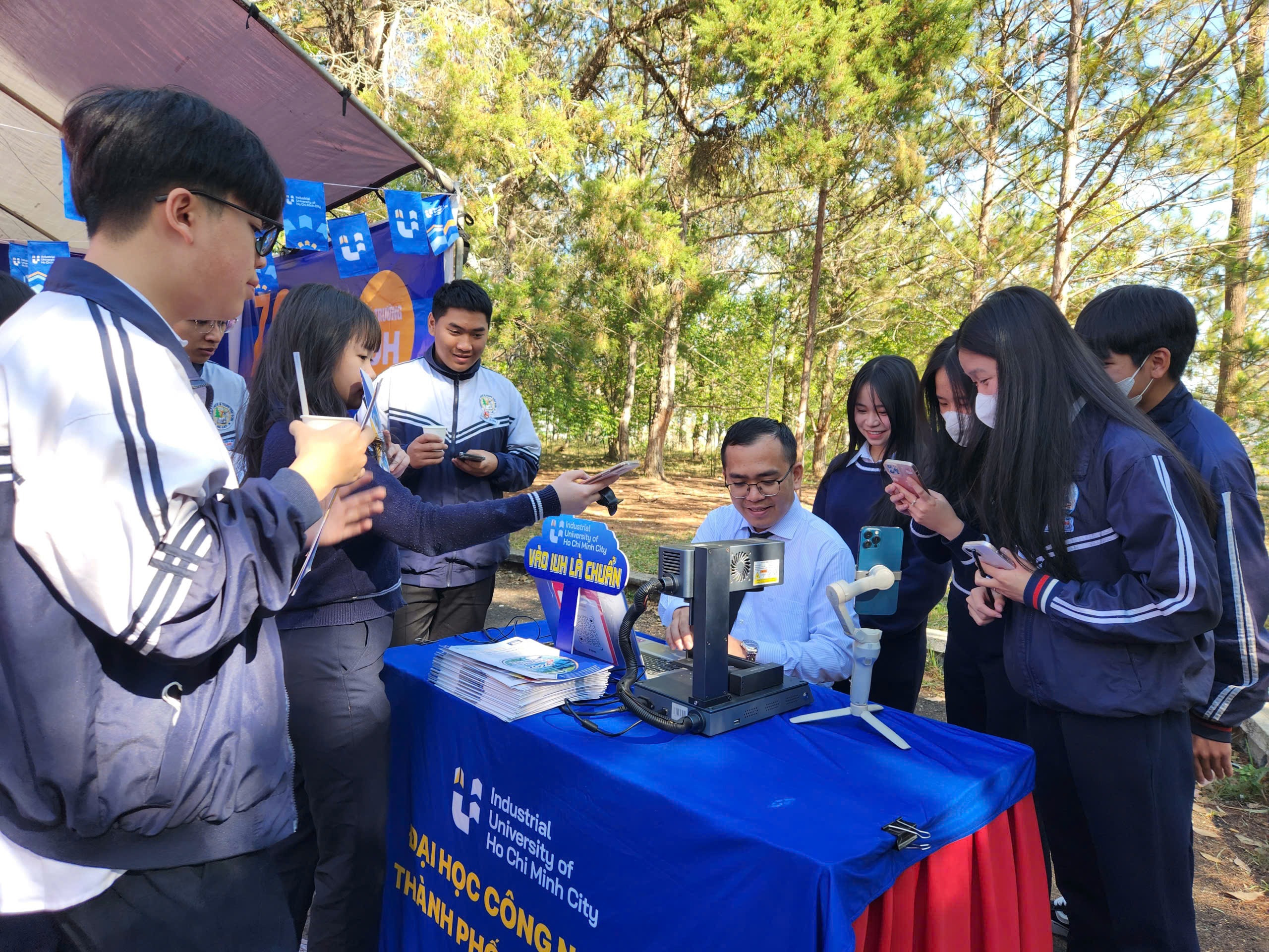 Vừa uống c&agrave; ph&ecirc; Đ&agrave; Lạt vừa... biết th&ocirc;ng tin thi tốt nghiệp THPT 2026- Ảnh 13.