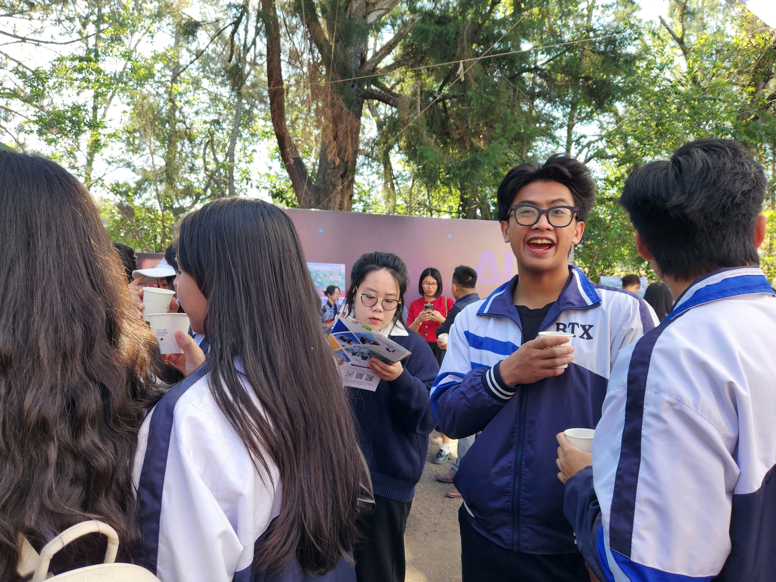 Vừa uống c&agrave; ph&ecirc; Đ&agrave; Lạt vừa... biết th&ocirc;ng tin thi tốt nghiệp THPT 2026- Ảnh 2.