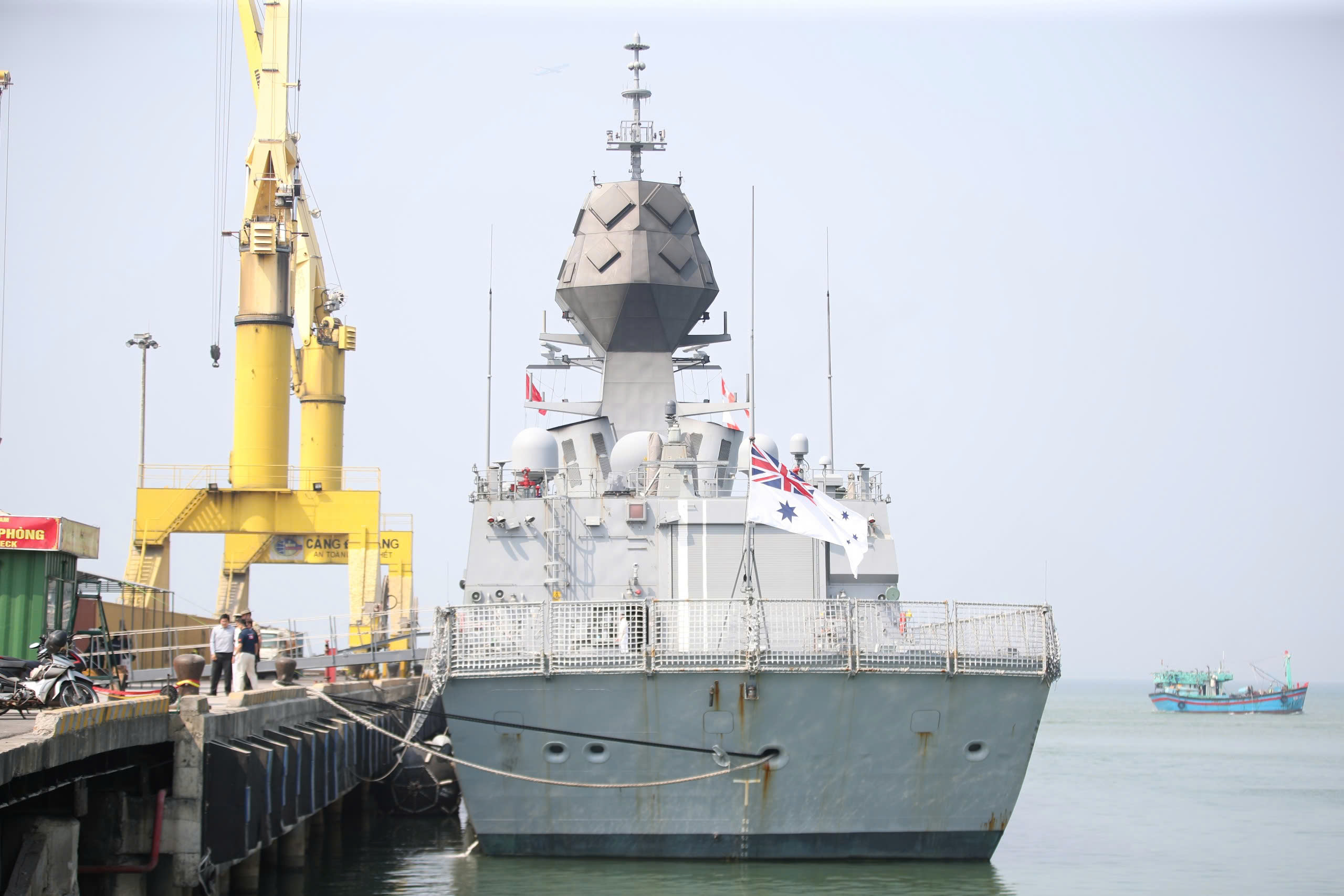 T&agrave;u HMAS Toowoomba của Hải qu&acirc;n &Uacute;c thăm Đ&agrave; Nẵng v&agrave; ph&aacute;t triển quan hệ quốc ph&ograve;ng - Ảnh 7.