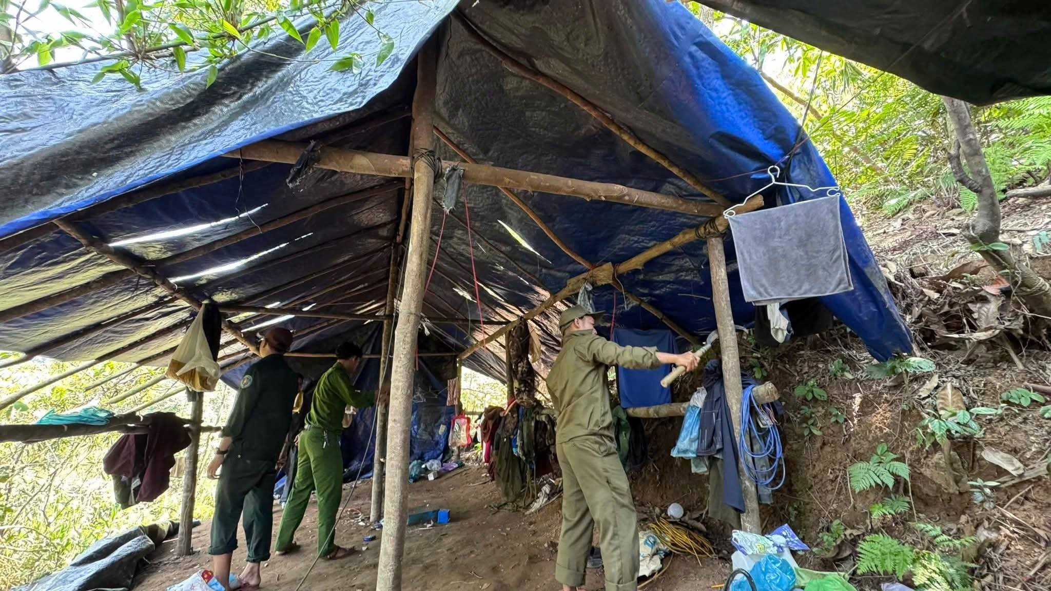 Đà Nẵng: Phát hiện 'công xưởng' khai thác vàng trái phép giữa rừng sâu Khe Ma- Ảnh 1. Đà Nẵng: Phát hiện 'công xưởng' khai thác vàng trái phép giữa rừng sâu Khe Ma- Ảnh 1.