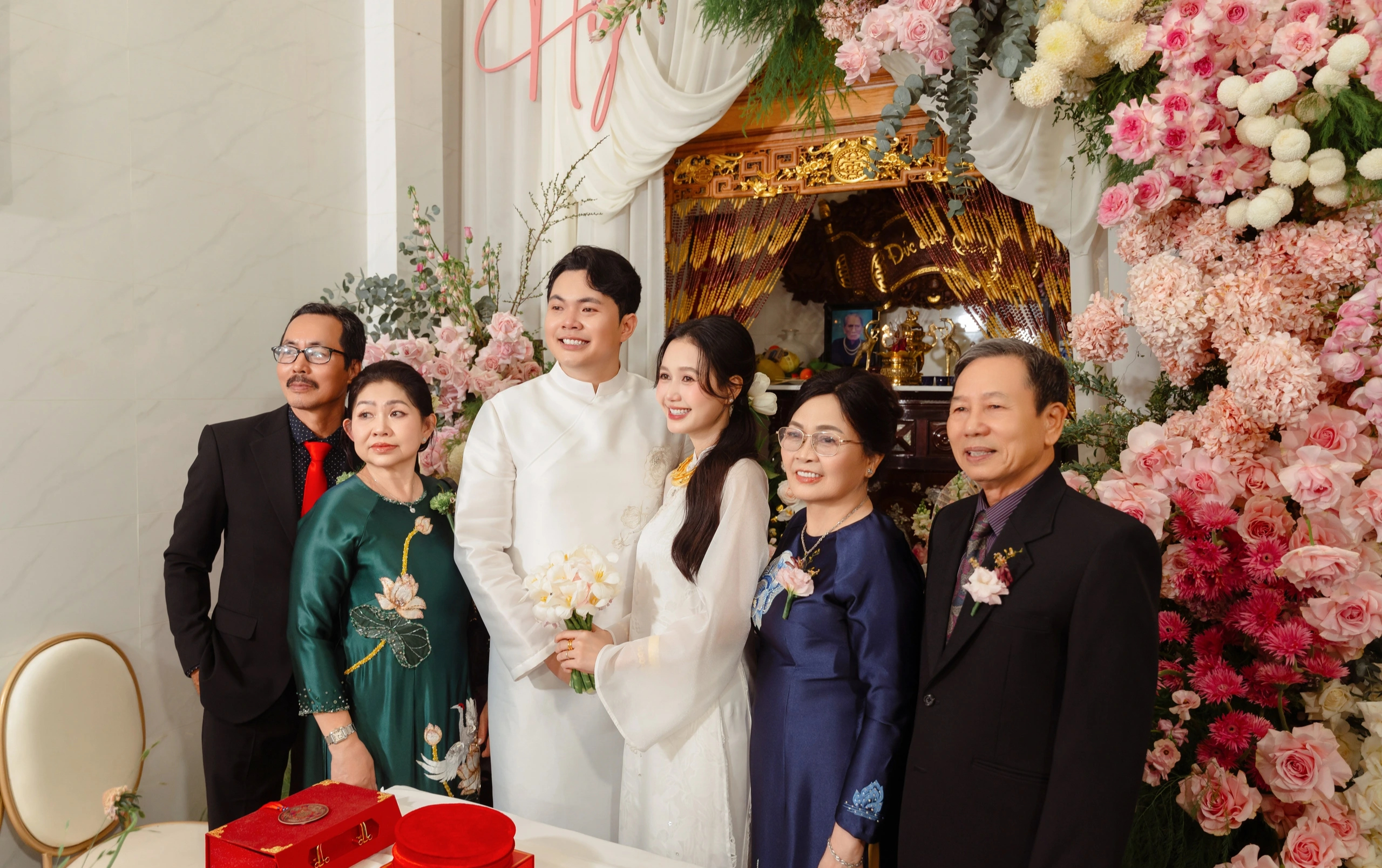 Diễn vi&ecirc;n Nhung Gumiho bật kh&oacute;c trong lễ vu quy với chồng nhạc sĩ - Ảnh 1.