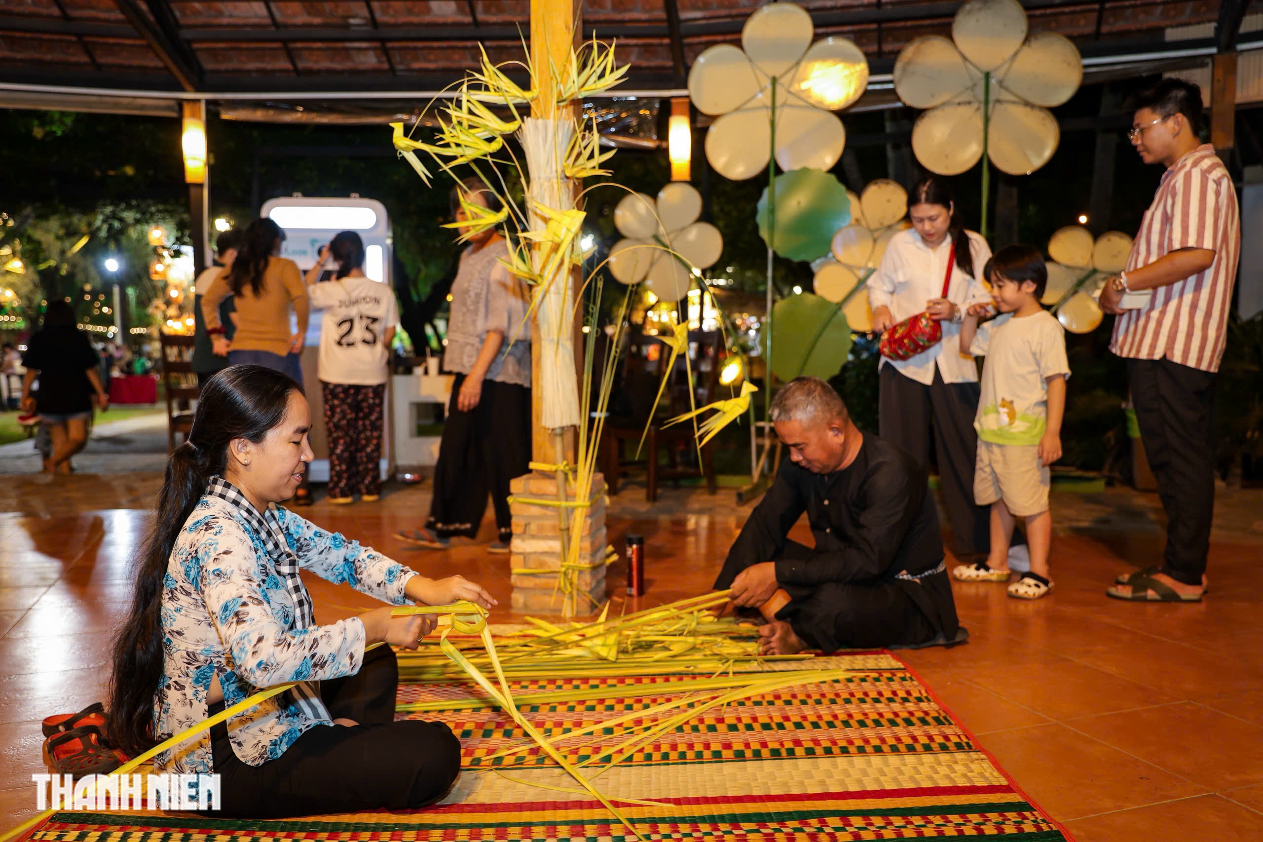 Khu tr&ograve; chơi d&acirc;n gian 'g&acirc;y sốt' tại lễ hội ẩm thực giữa TP.HCM - Ảnh 2.