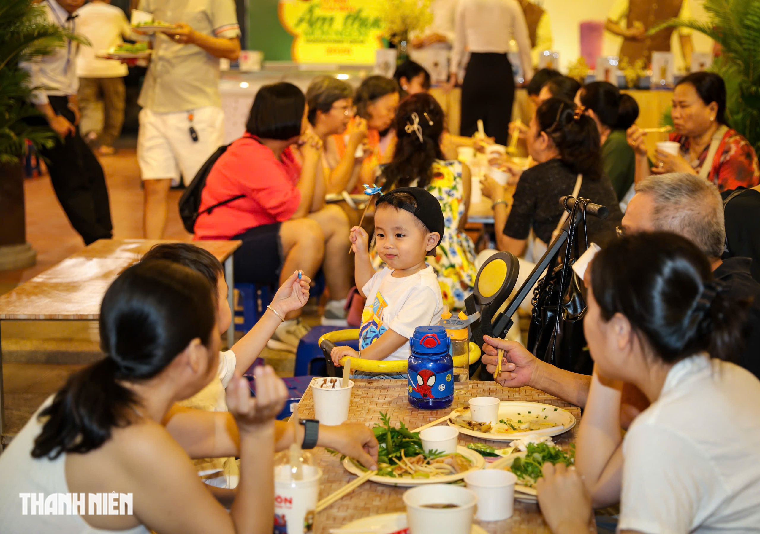 Khu tr&ograve; chơi d&acirc;n gian 'g&acirc;y sốt' tại lễ hội ẩm thực giữa TP.HCM - Ảnh 8.