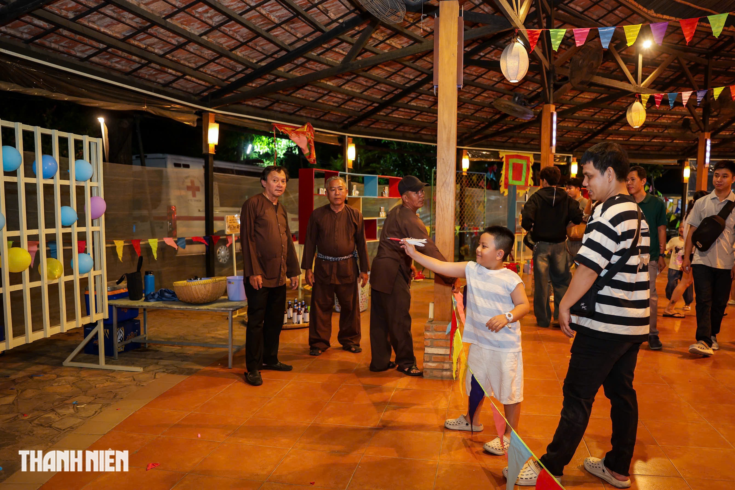 Khu tr&ograve; chơi d&acirc;n gian 'g&acirc;y sốt' tại lễ hội ẩm thực giữa TP.HCM - Ảnh 4.