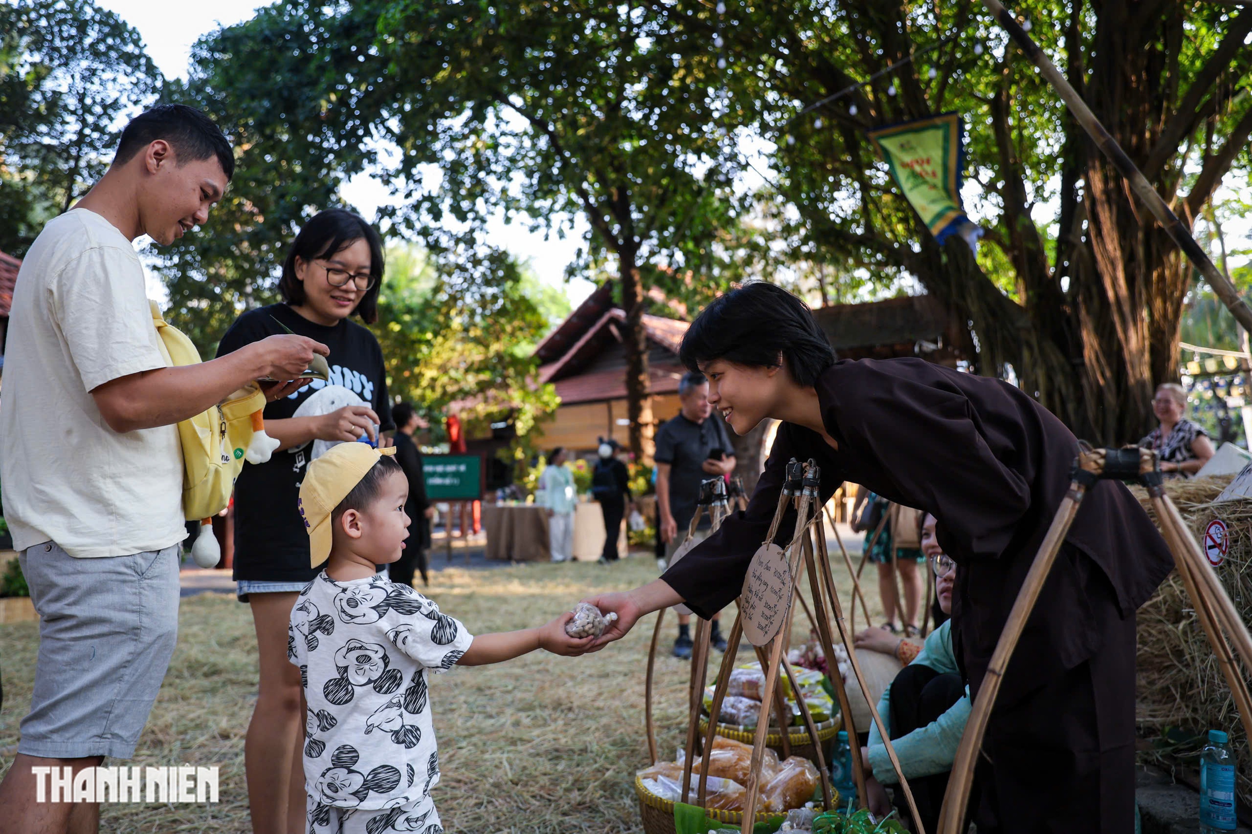 Khu tr&ograve; chơi d&acirc;n gian 'g&acirc;y sốt' tại lễ hội ẩm thực giữa TP.HCM - Ảnh 10.