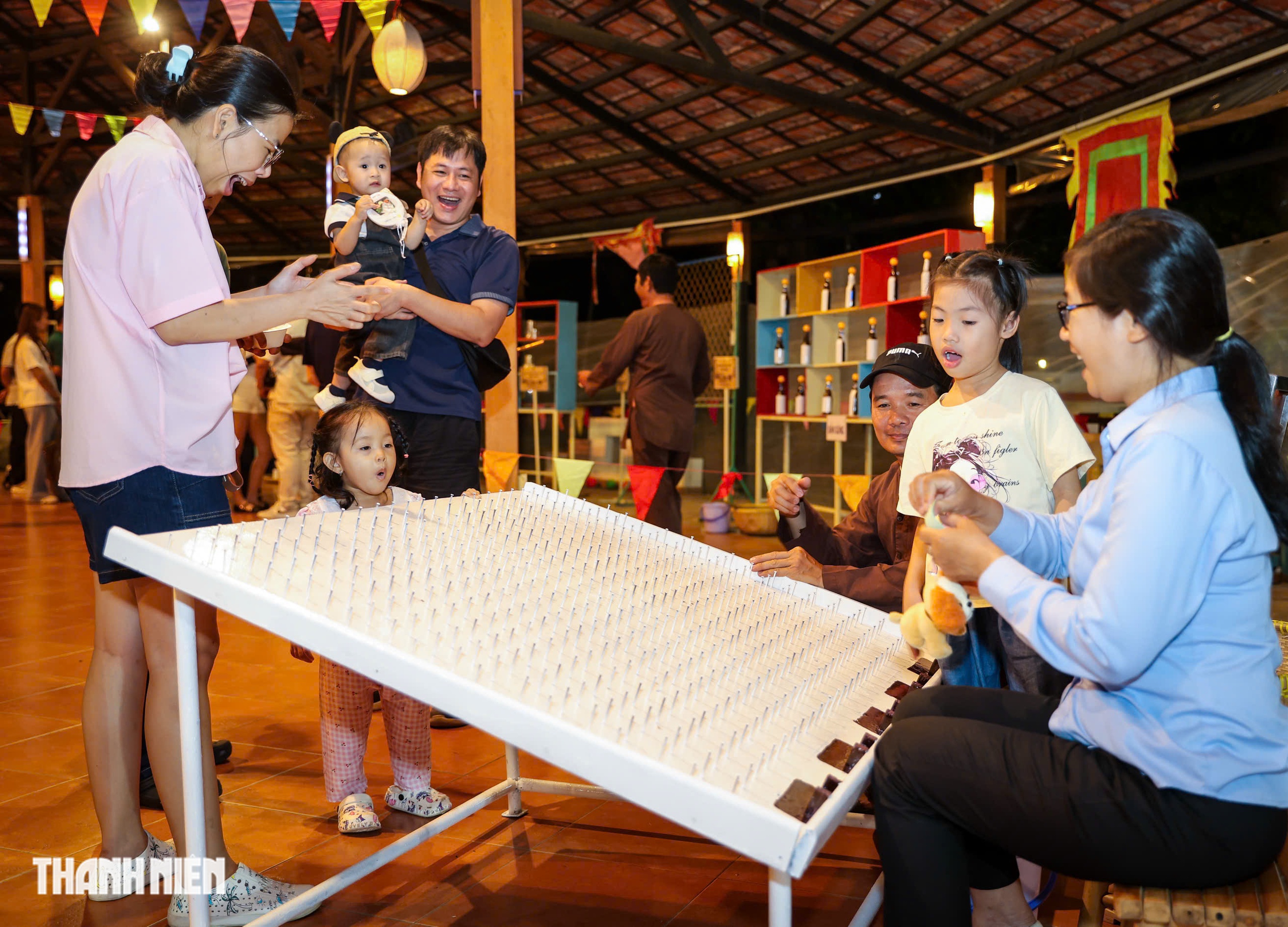 Khu tr&ograve; chơi d&acirc;n gian 'g&acirc;y sốt' tại lễ hội ẩm thực giữa TP.HCM - Ảnh 1.