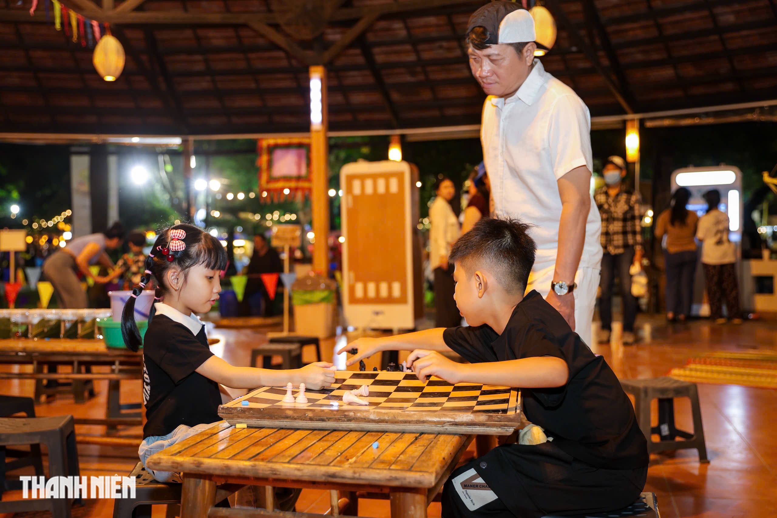 Khu tr&ograve; chơi d&acirc;n gian 'g&acirc;y sốt' tại lễ hội ẩm thực giữa TP.HCM - Ảnh 3.