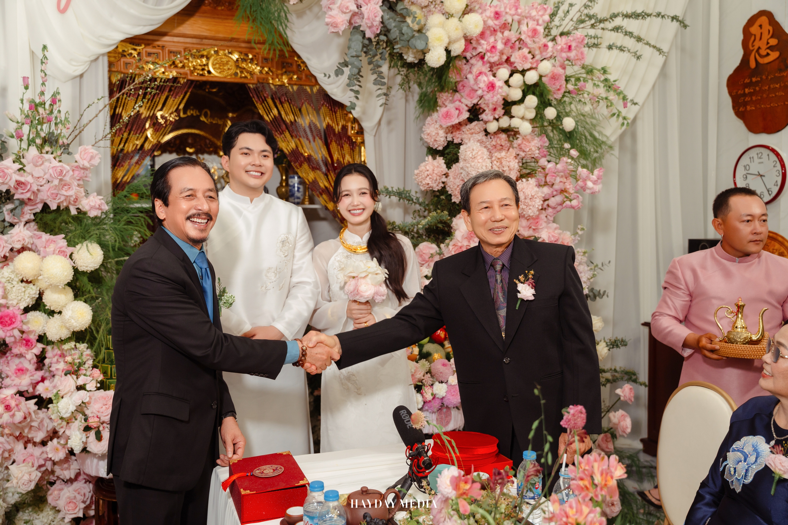 Diễn vi&ecirc;n Nhung Gumiho bật kh&oacute;c trong lễ vu quy với chồng nhạc sĩ - Ảnh 11.