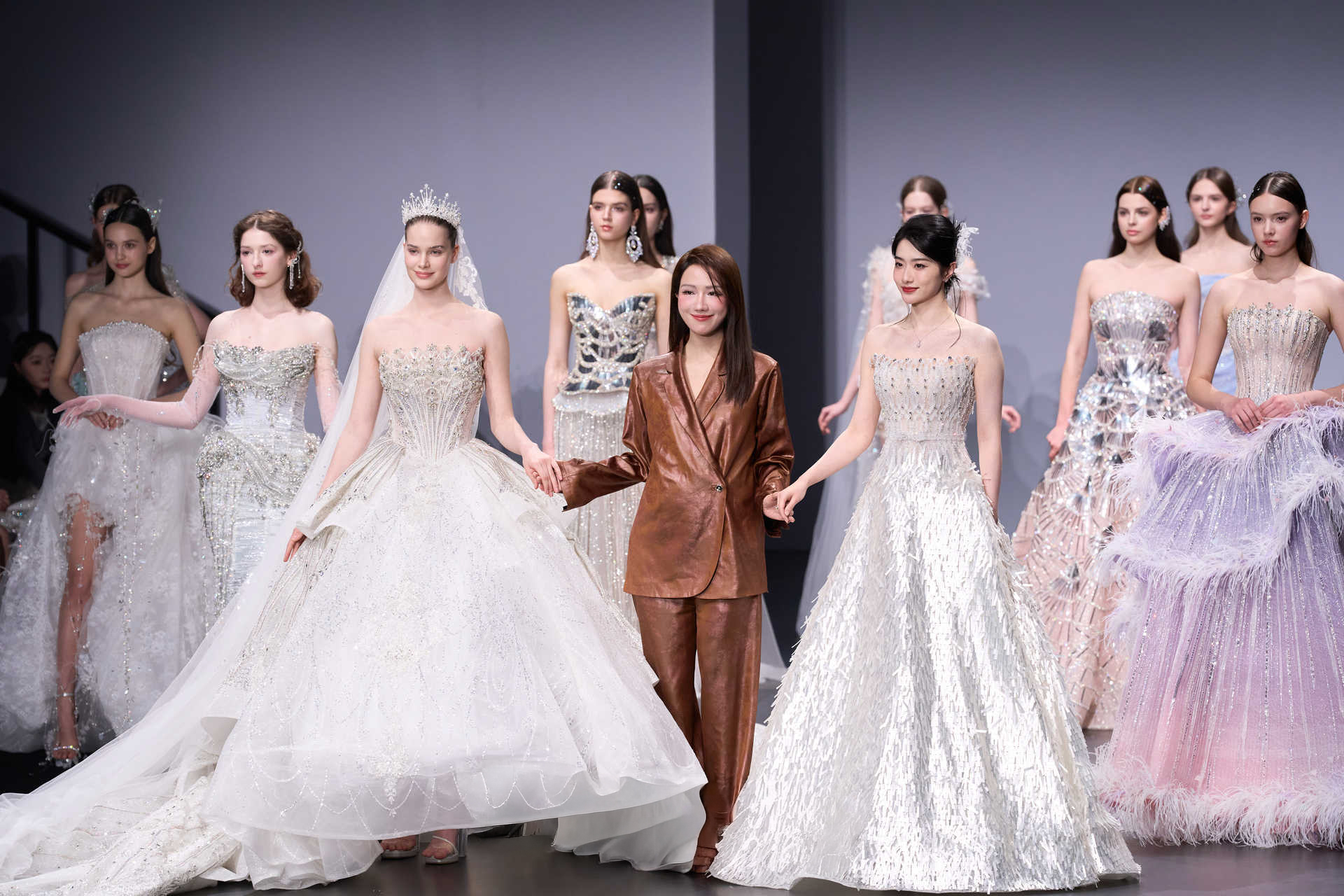 "Ninh Tỷ" Tôn Tuyết Ninh tỏa sáng trong thiết kế Việt tại Shanghai Fashion Week - Ảnh 13. "Ninh Tỷ" Tôn Tuyết Ninh tỏa sáng trong thiết kế Việt tại Shanghai Fashion Week - Ảnh 13.