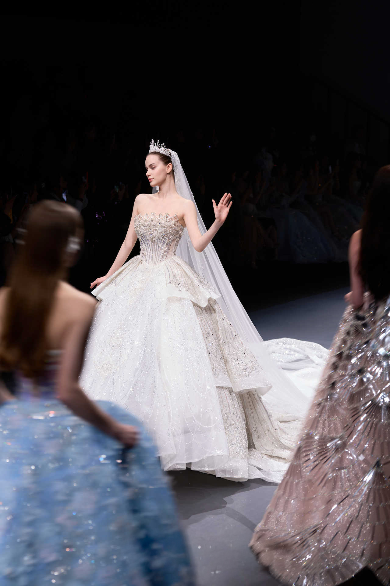 "Ninh Tỷ" Tôn Tuyết Ninh tỏa sáng trong thiết kế Việt tại Shanghai Fashion Week - Ảnh 11.