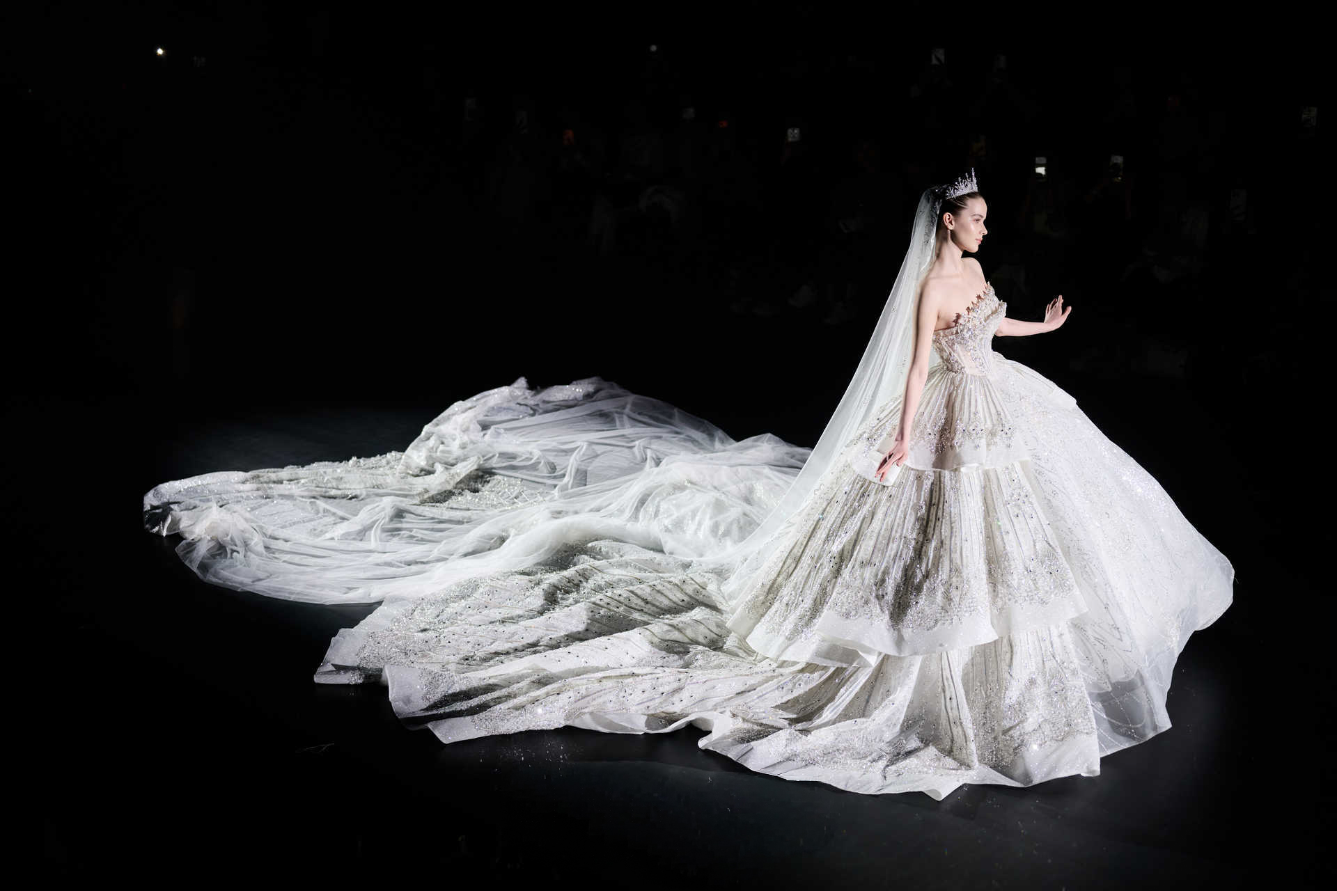 "Ninh Tỷ" Tôn Tuyết Ninh tỏa sáng trong thiết kế Việt tại Shanghai Fashion Week - Ảnh 12.