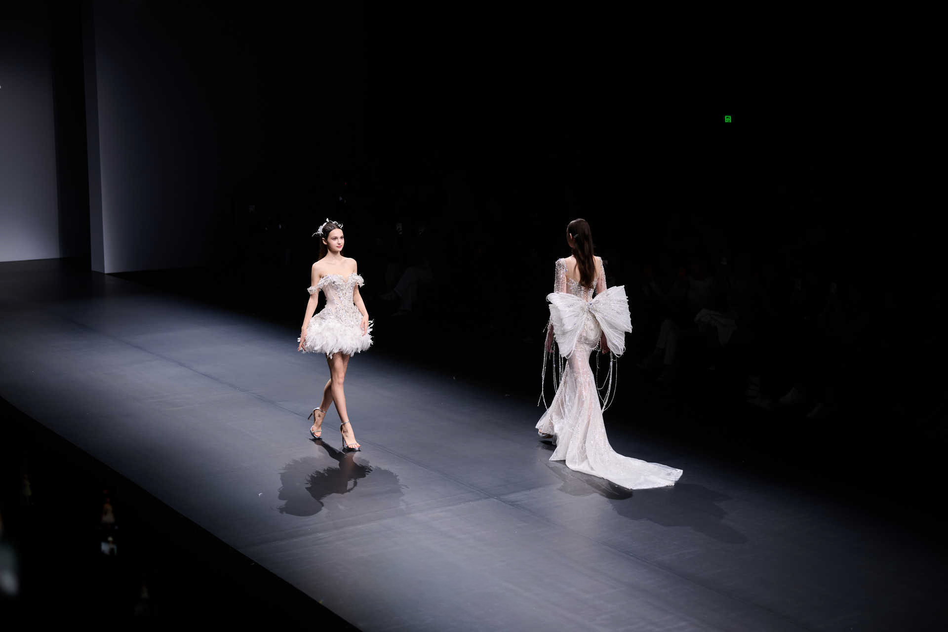 "Ninh Tỷ" Tôn Tuyết Ninh tỏa sáng trong thiết kế Việt tại Shanghai Fashion Week - Ảnh 10.