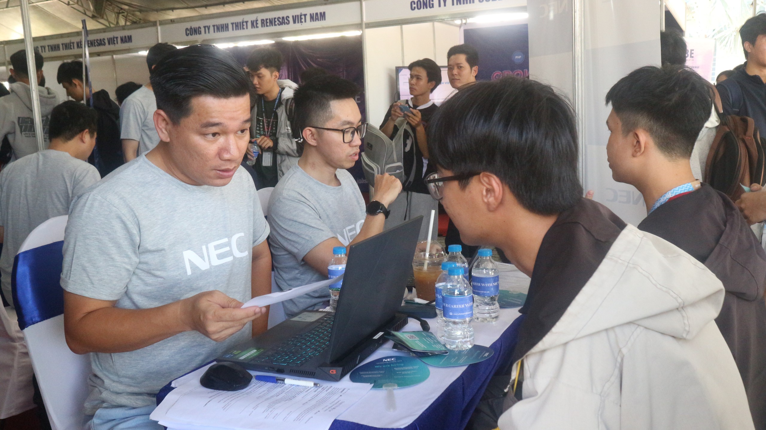 Nhiều việc làm lương từ 15 triệu đồng/tháng trở lên - Ảnh 2.