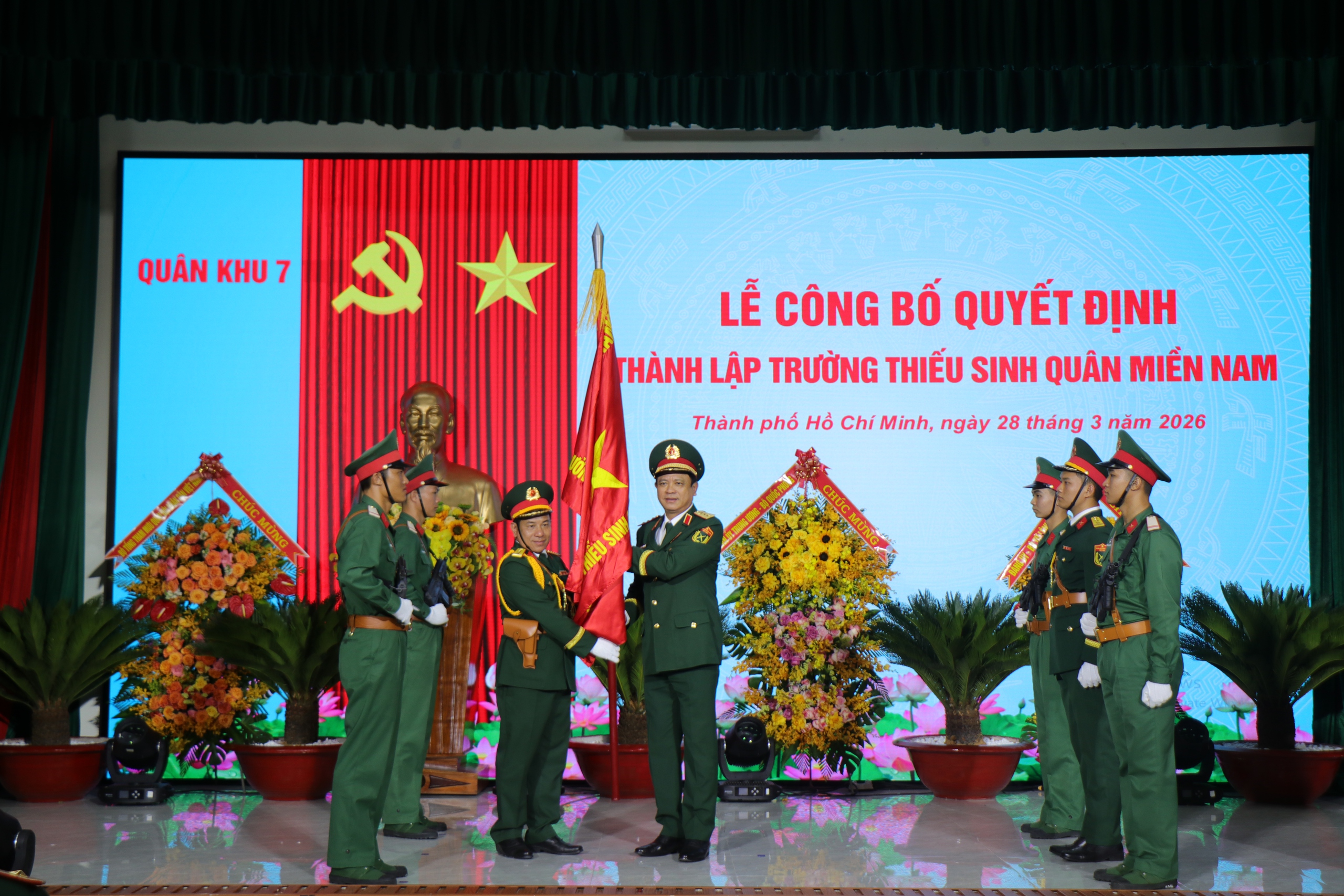 Bộ Quốc phòng trao Quân kỳ Quyết thắng cho Trường Thiếu sinh quân miền Nam - Ảnh 1.