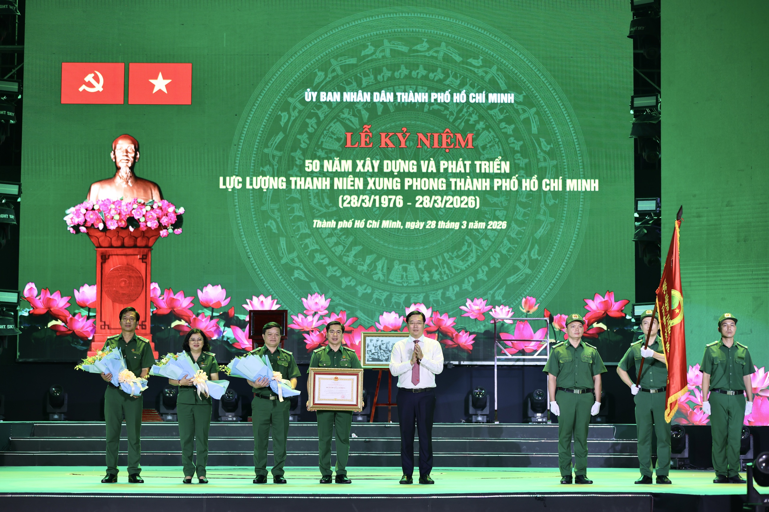 Thanh niên xung phong TP.HCM đón nhận Huân chương Lao động hạng nhất- Ảnh 1.