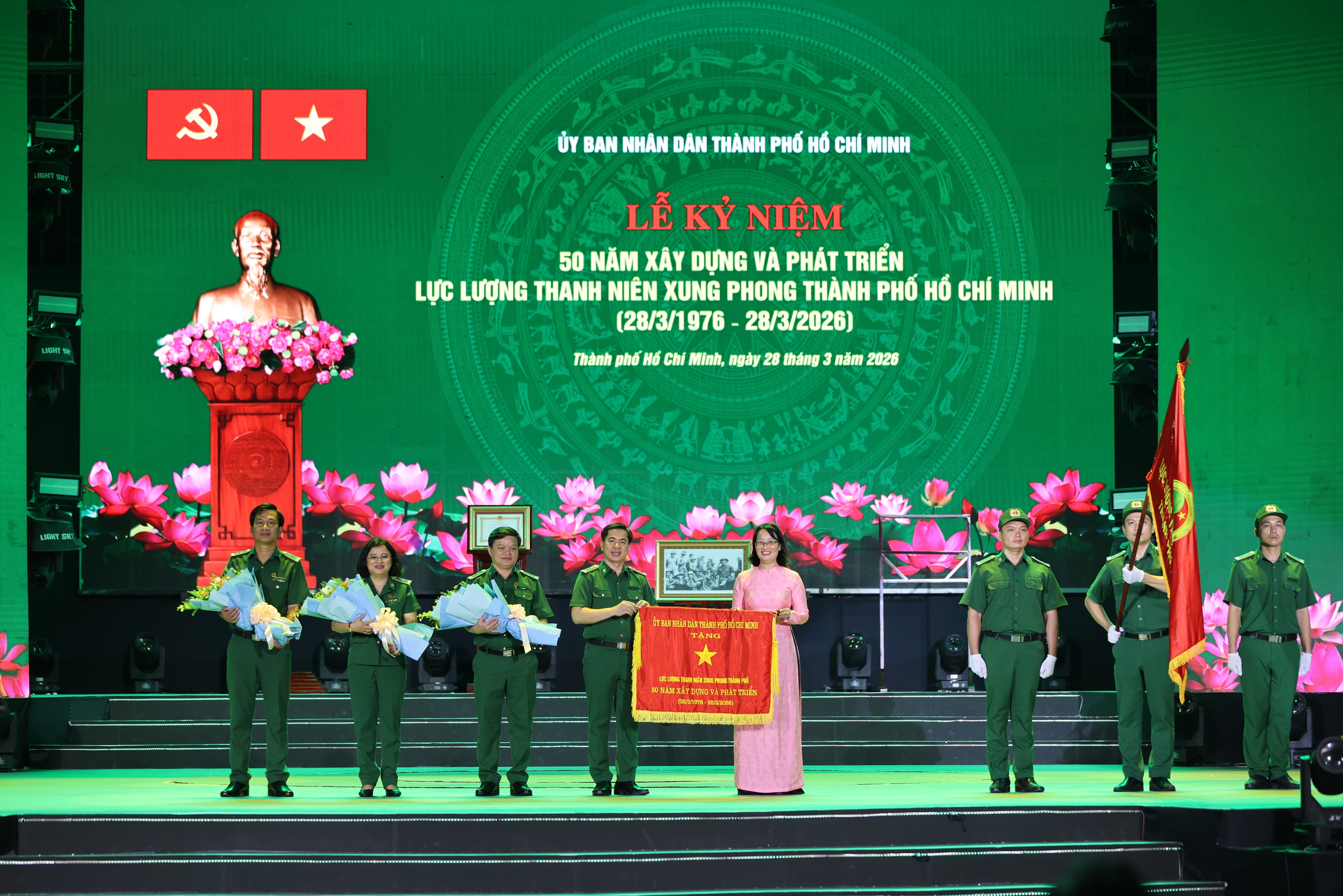 Thanh niên xung phong TP.HCM đón nhận Huân chương Lao động hạng nhất- Ảnh 2.