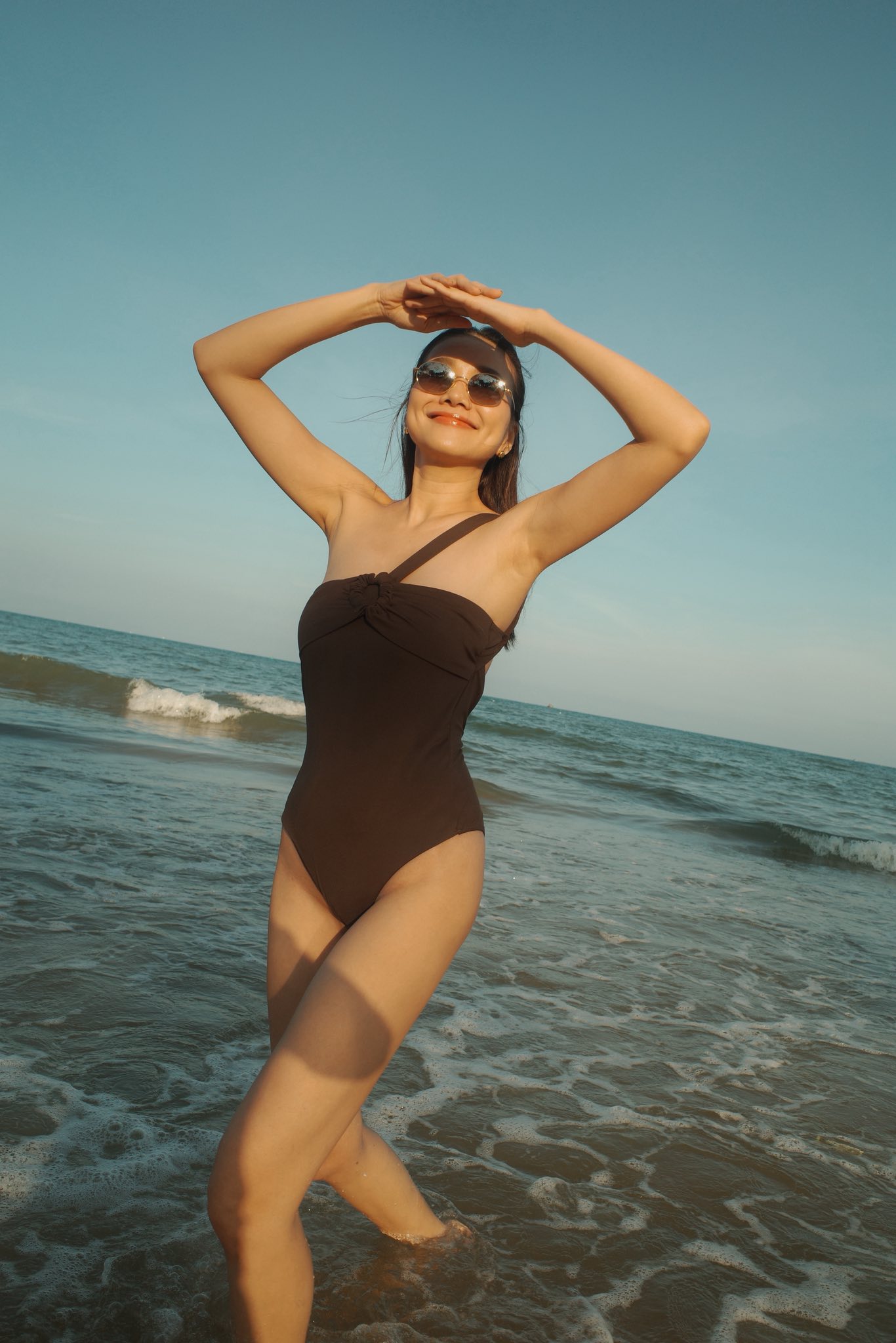 Thanh Hằng diện &aacute;o tắm khoe đường cong ở tuổi 43 - Ảnh 1.