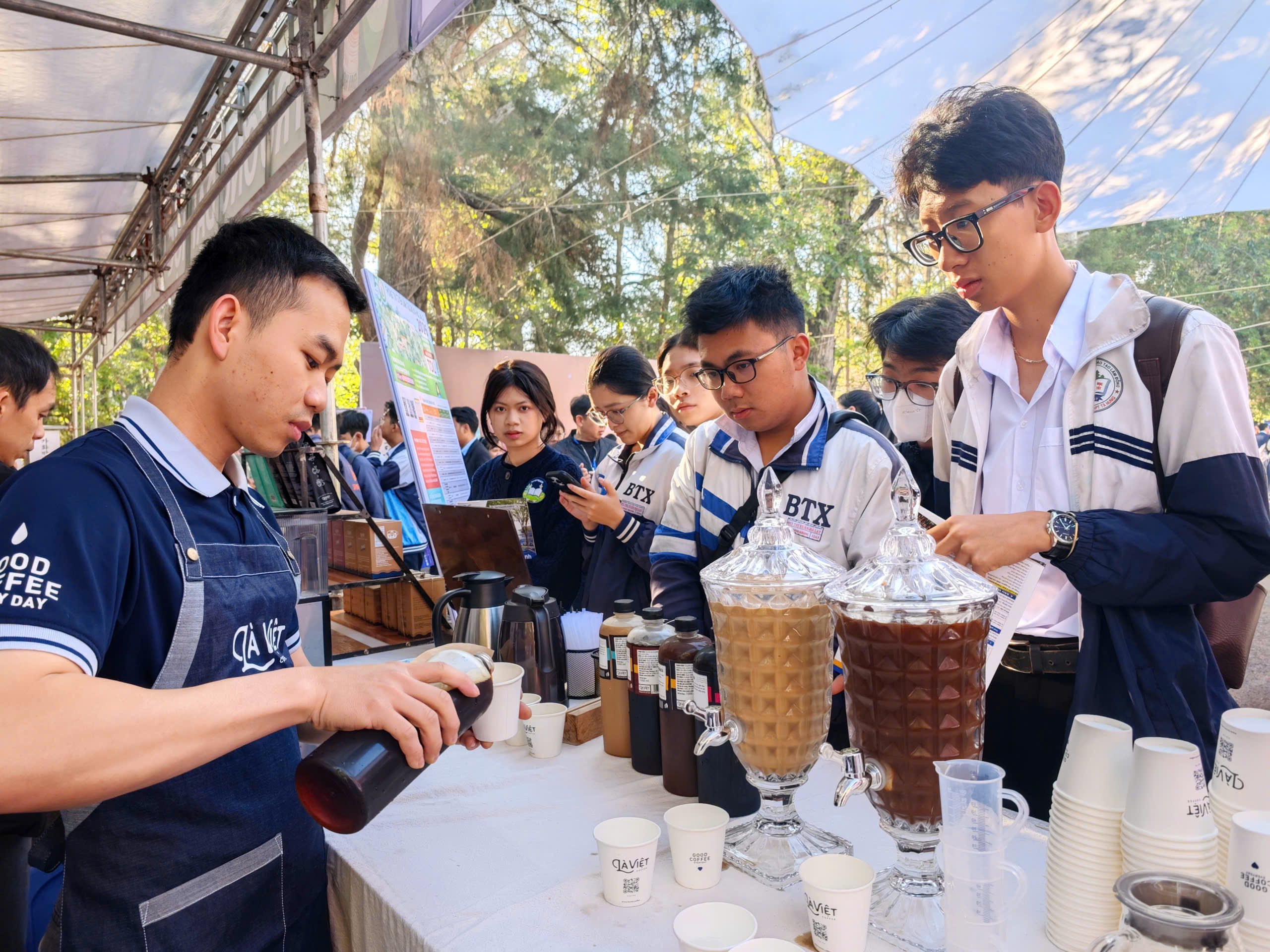 Vừa uống c&agrave; ph&ecirc; Đ&agrave; Lạt vừa... biết th&ocirc;ng tin thi tốt nghiệp THPT 2026- Ảnh 12.