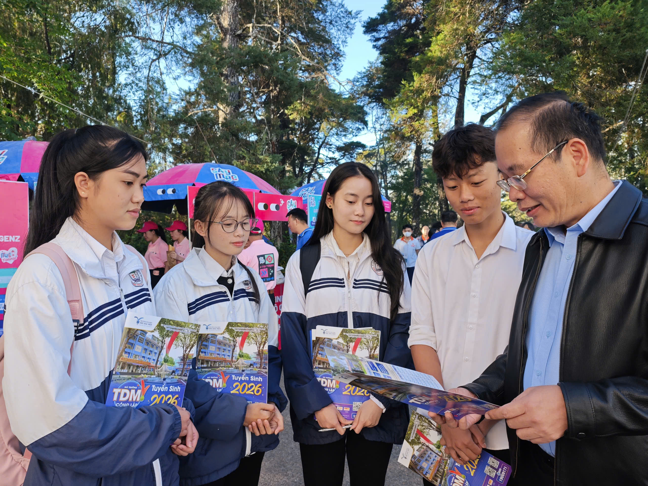 Vừa uống c&agrave; ph&ecirc; Đ&agrave; Lạt vừa... biết th&ocirc;ng tin thi tốt nghiệp THPT 2026- Ảnh 15.