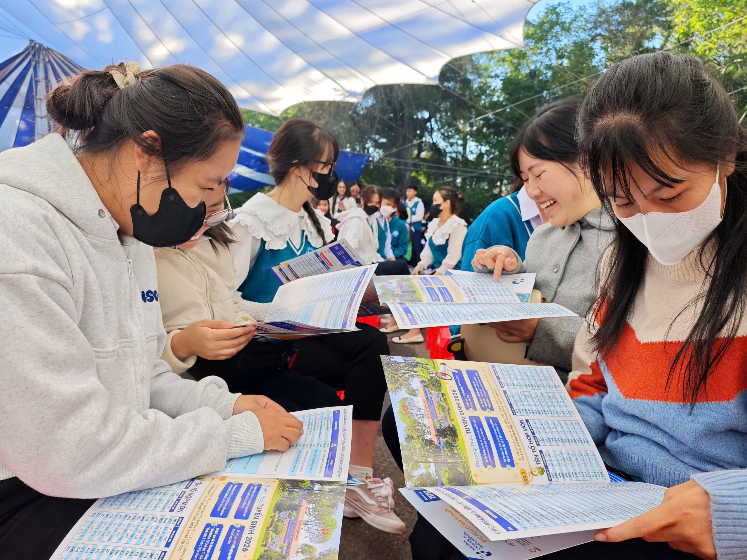 Vừa uống c&agrave; ph&ecirc; Đ&agrave; Lạt vừa... biết th&ocirc;ng tin thi tốt nghiệp THPT 2026- Ảnh 16.