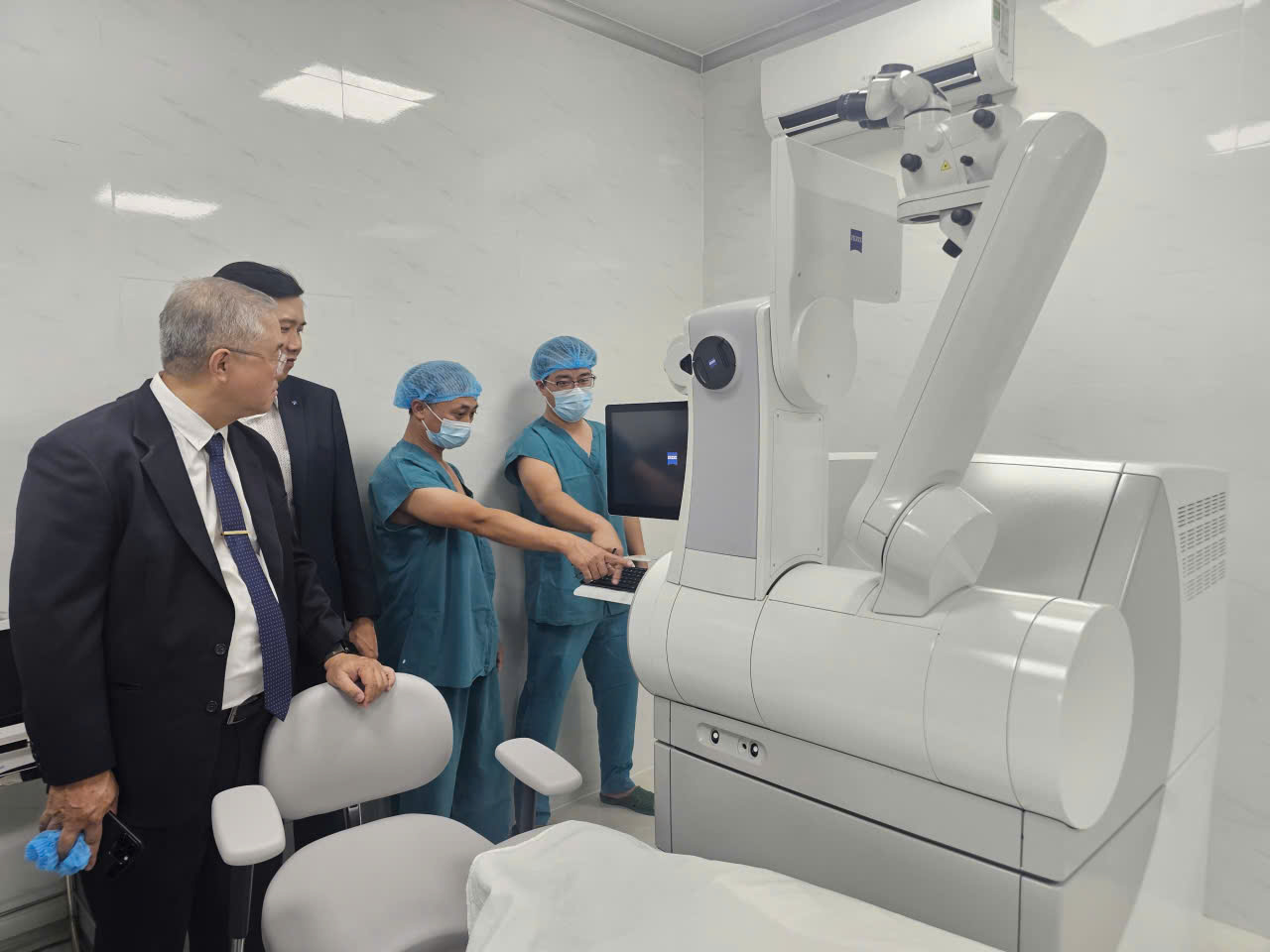 Bệnh viện Mắt Bà Rịa - Vũng Tàu đưa vào hoạt động trang thiết bị hiện đại - Ảnh 1.