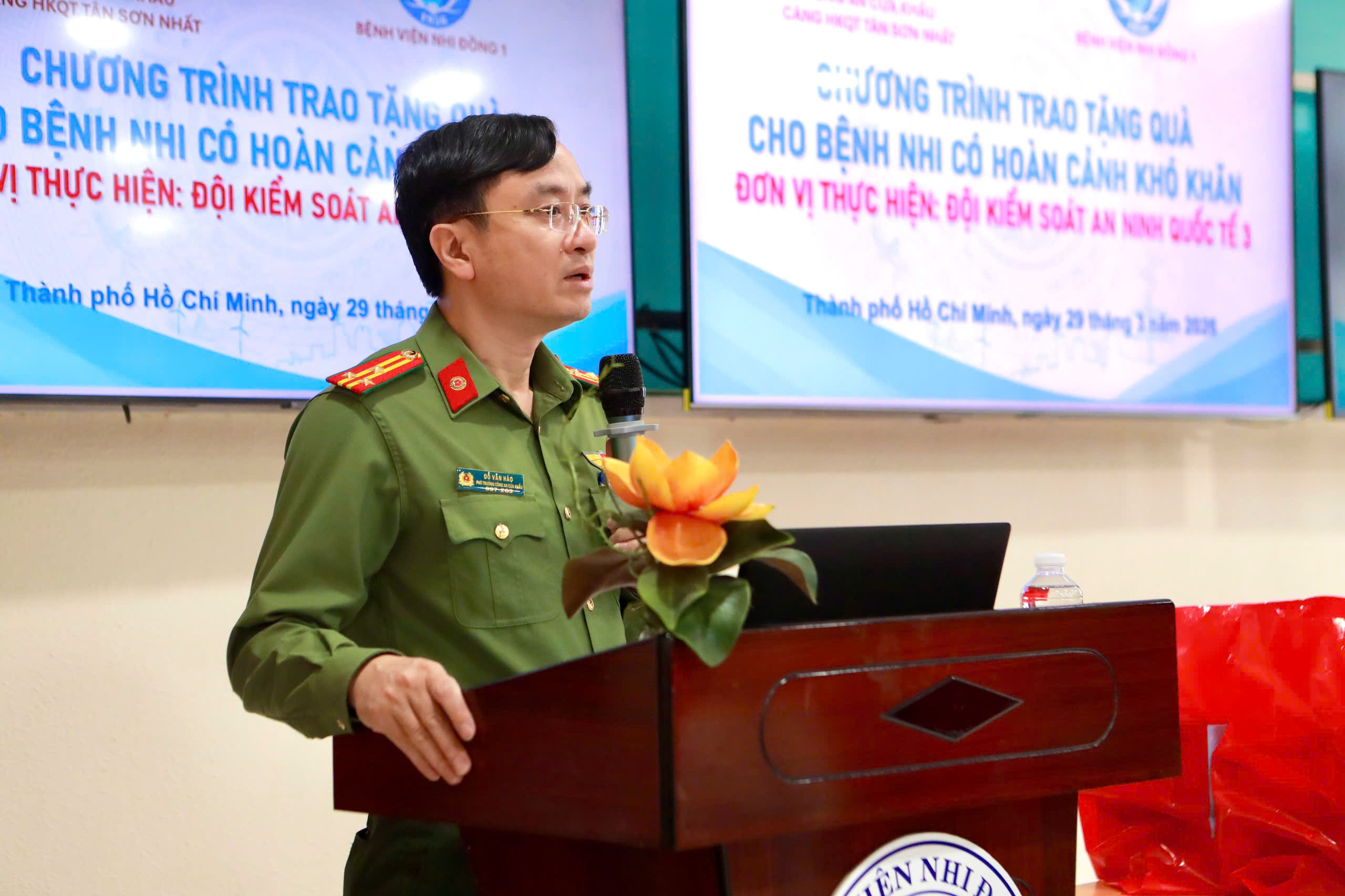 Bệnh nhi ung thư nhận quà từ Công an Tân Sơn Nhất: Tình người trong gian khó - Ảnh 5.