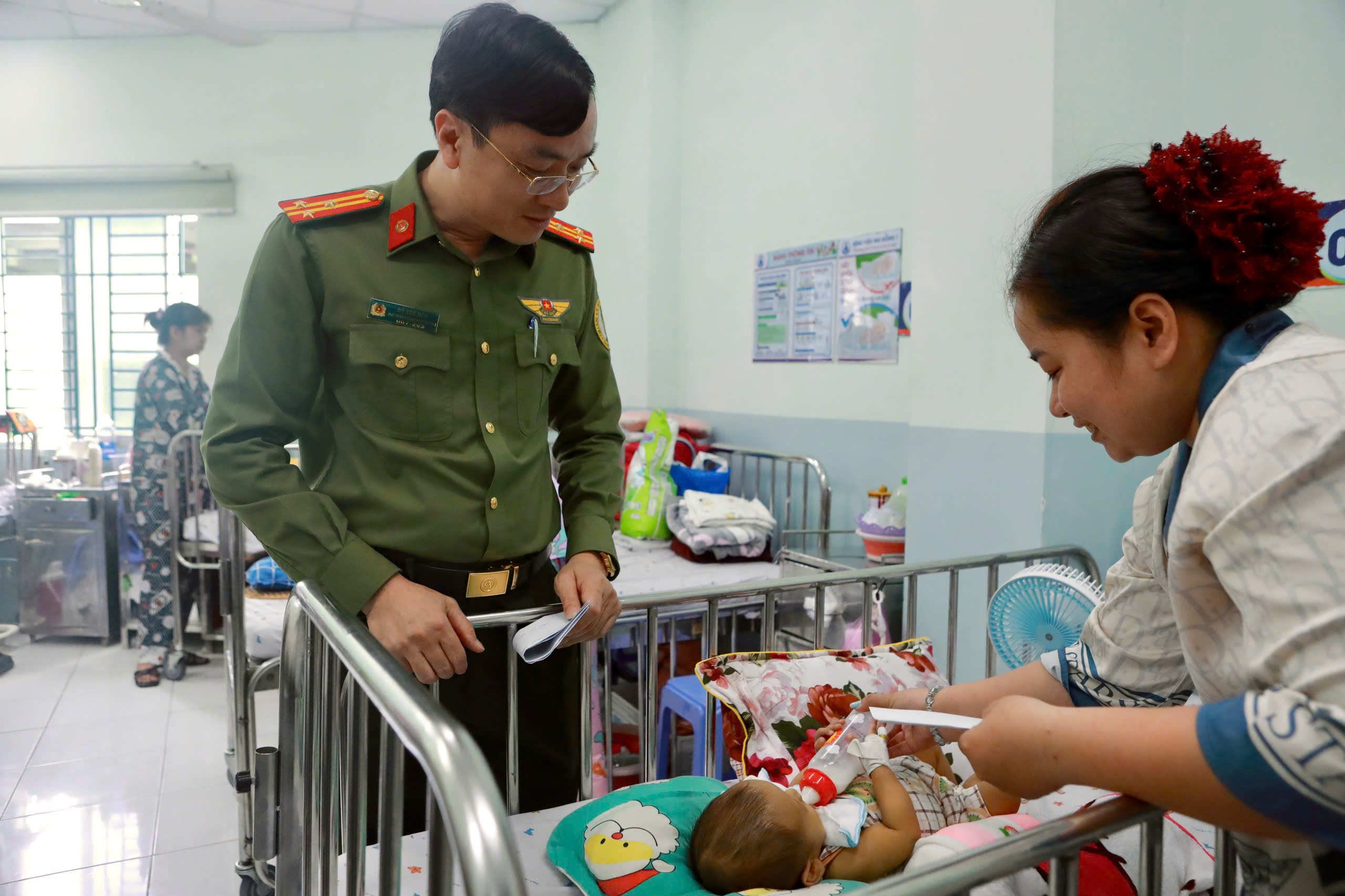 Bệnh nhi ung thư nhận quà từ Công an Tân Sơn Nhất: Tình người trong gian khó - Ảnh 6.