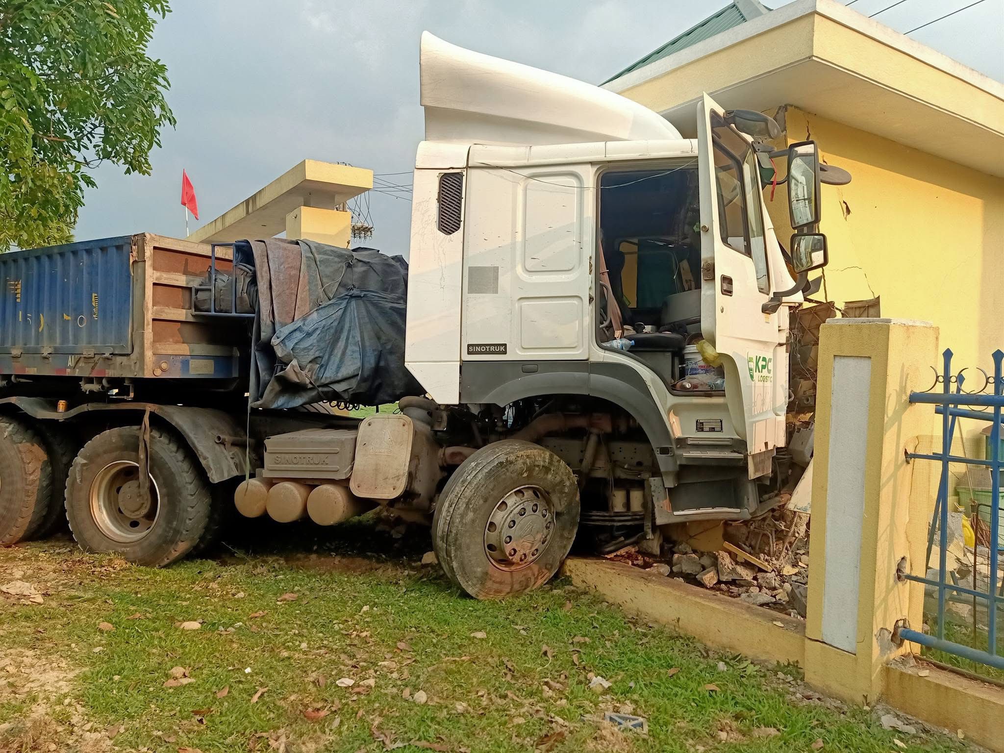 Nỗi &aacute;m ảnh xe đầu k&eacute;o tr&ecirc;n những cung đường v&ugrave;ng cao Huế- Ảnh 1.