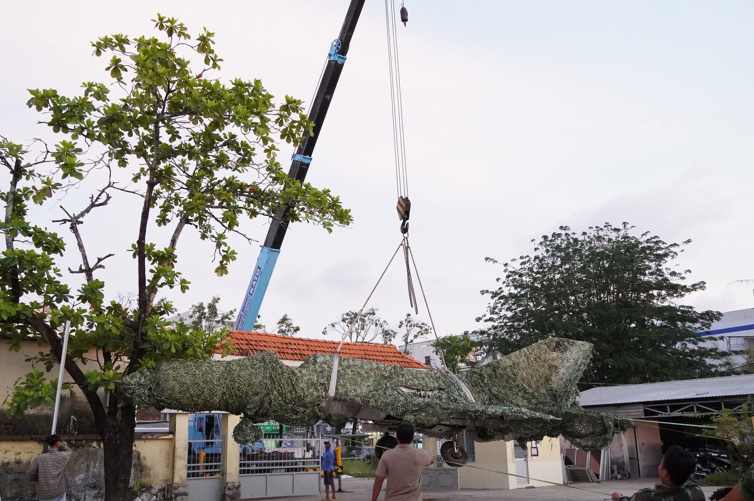 Vì sao di dời máy bay MiG-21 bị 'bỏ quên' ở Cà Mau vào ban đêm?   - Ảnh 3.