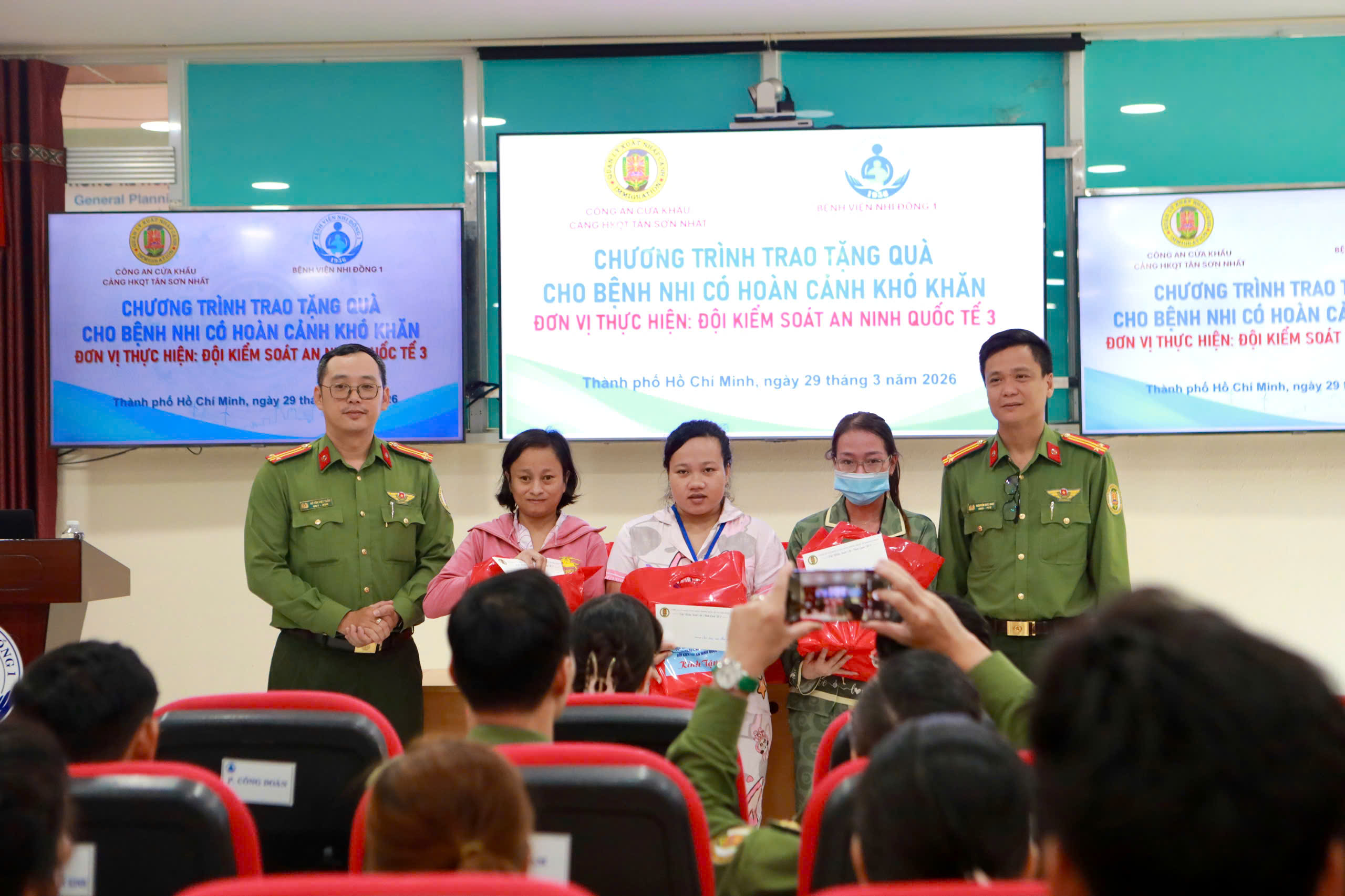 Bệnh nhi ung thư nhận quà từ Công an Tân Sơn Nhất: Tình người trong gian khó - Ảnh 4.