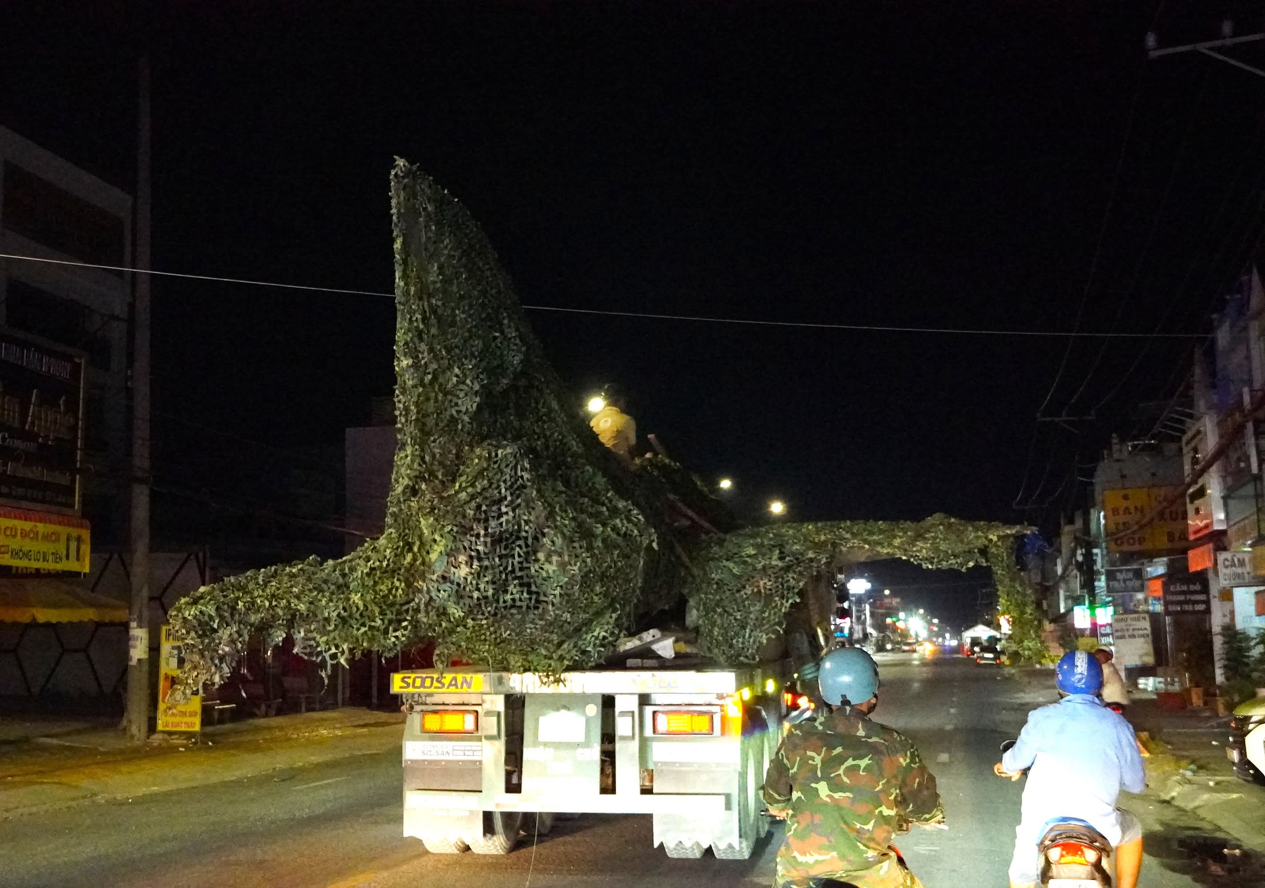 Vì sao di dời máy bay MiG-21 bị 'bỏ quên' ở Cà Mau vào ban đêm?   - Ảnh 4.