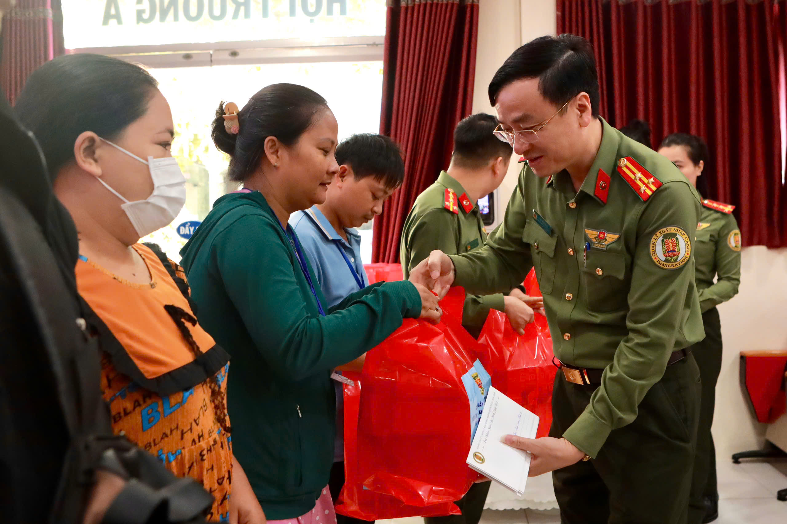 Bệnh nhi ung thư nhận quà từ Công an Tân Sơn Nhất: Tình người trong gian khó - Ảnh 1.