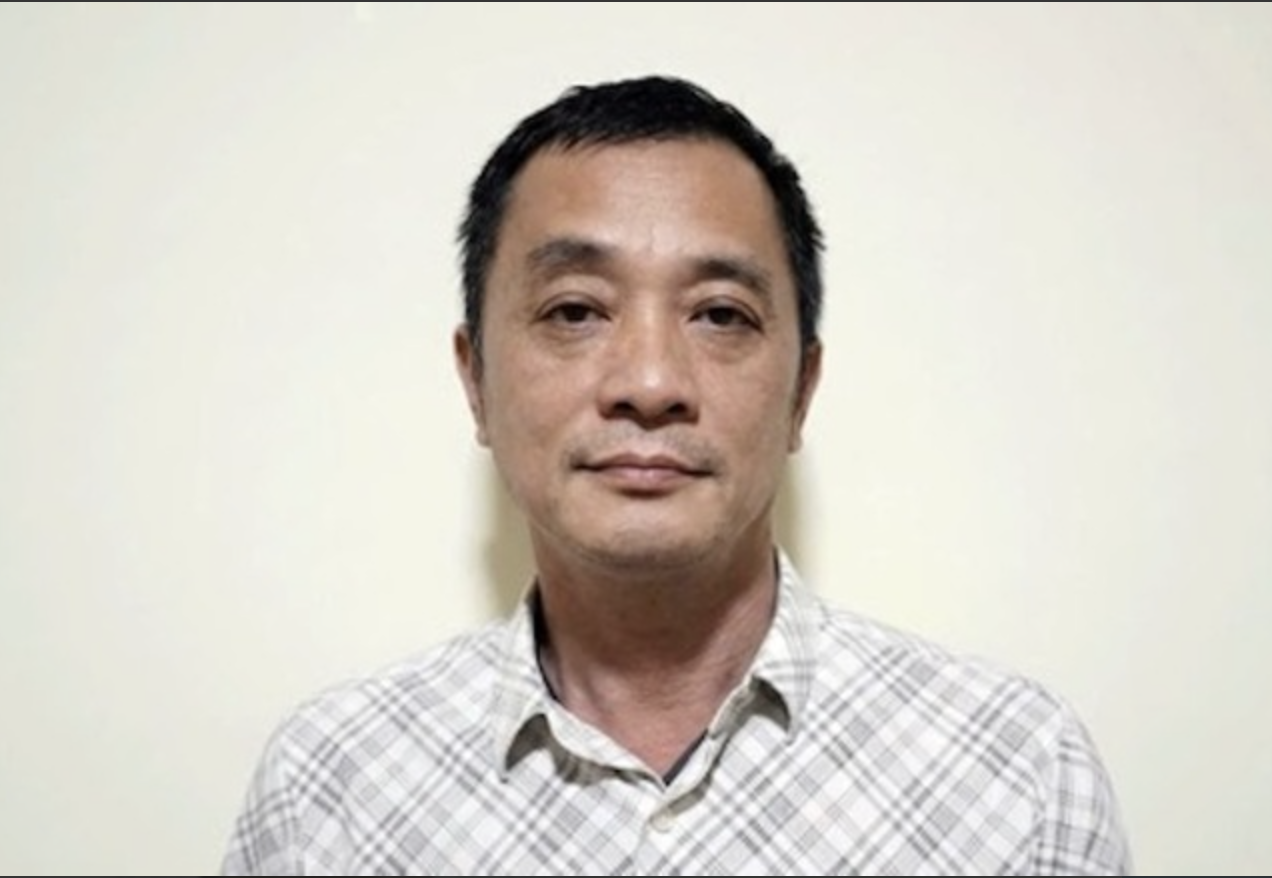 Cựu cán bộ hải quan nhận hối lộ 8,5 tỉ, tráo mẫu quặng 'tuồn' sang Trung Quốc- Ảnh 1.