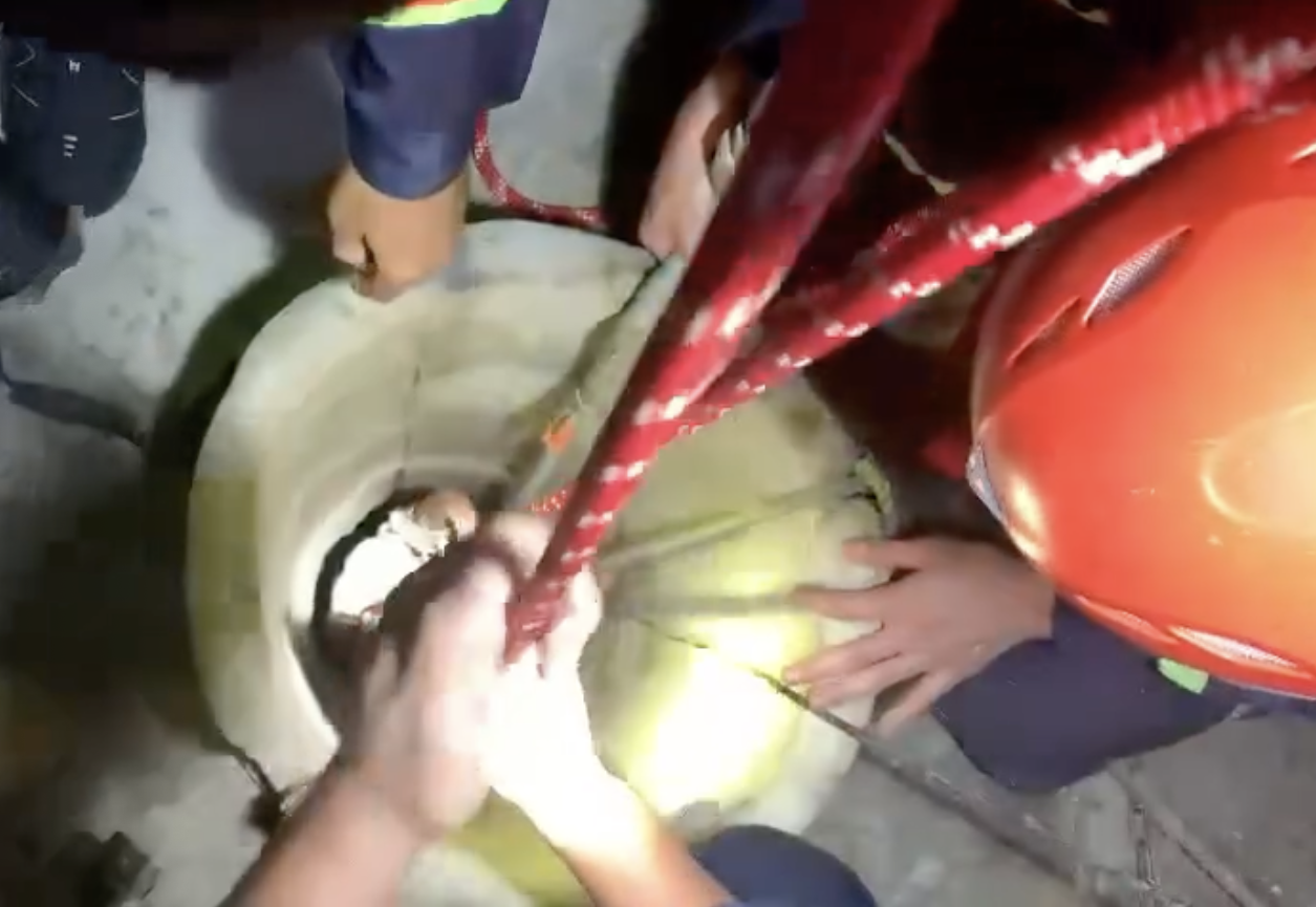 Giải cứu thành công thiếu nữ rơi xuống giếng sâu lúc rạng sáng tại gia Lai - Ảnh 1.