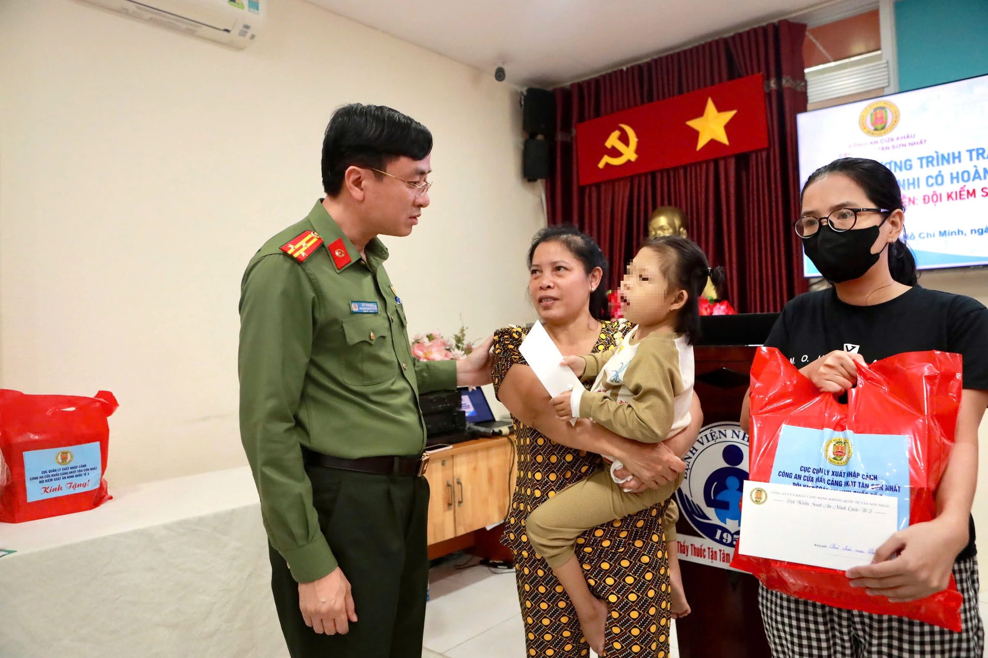 Bệnh nhi ung thư nhận quà từ Công an Tân Sơn Nhất: Tình người trong gian khó - Ảnh 3.